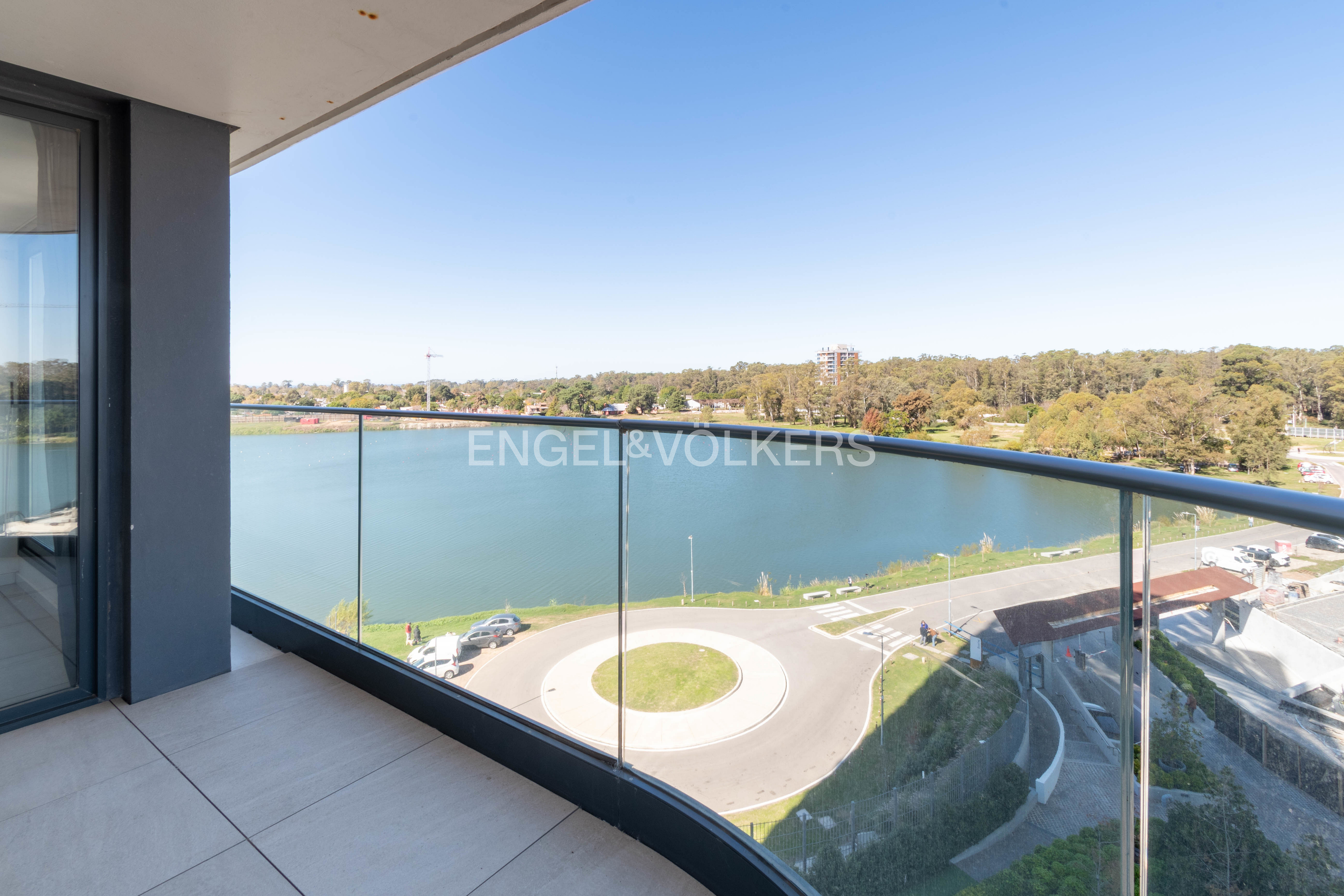 Alquiler de Apartamento Amueblado en Carrasco con Vista al Lago – 3 Dormitorios