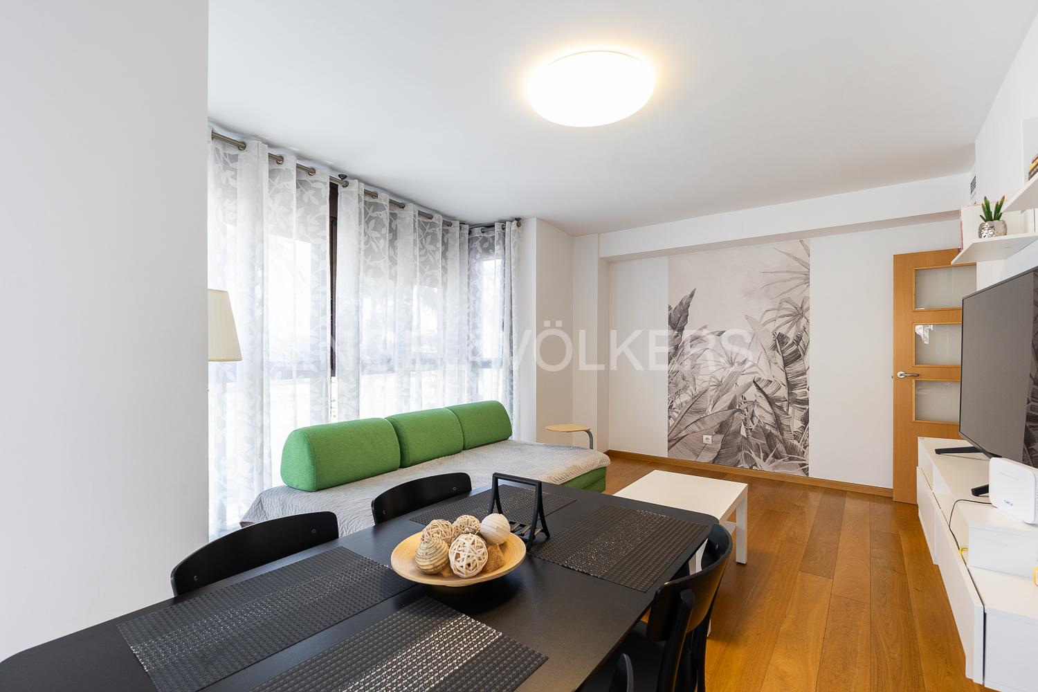 Beach apartment with parking for short term