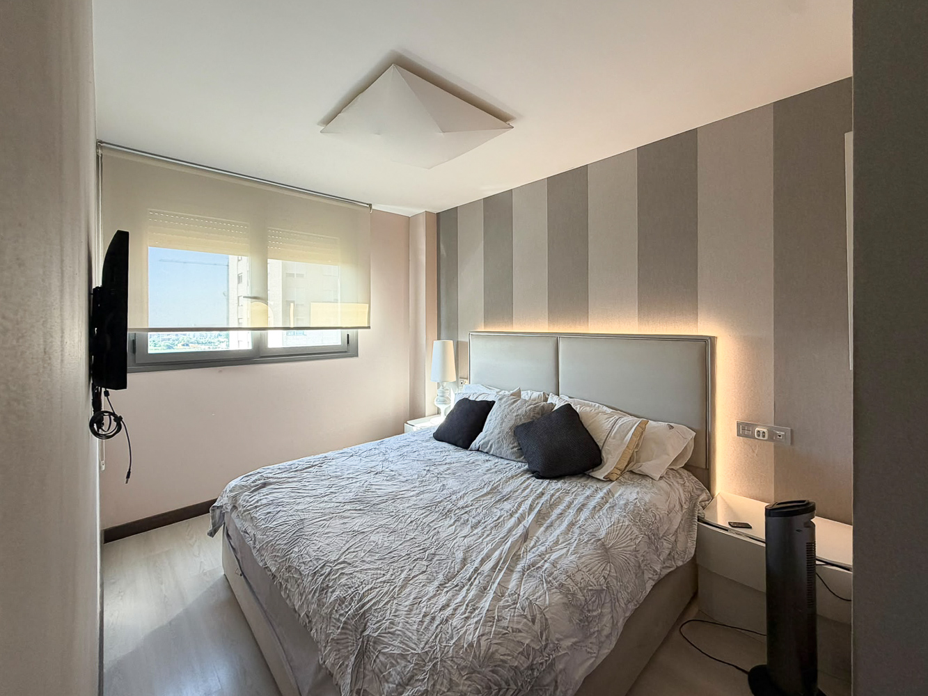 Modern apartment with pool and parking for short stays