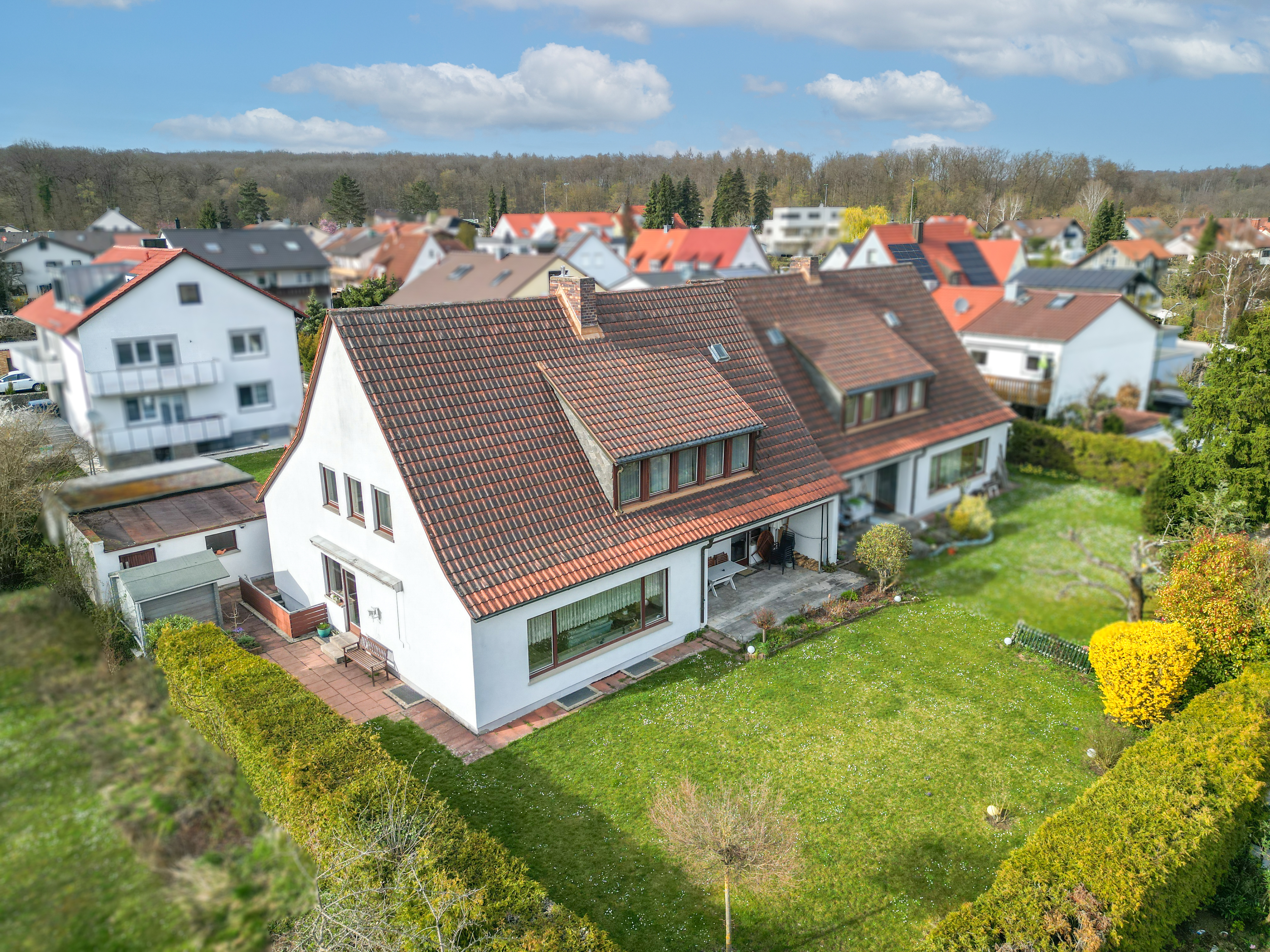 Charmante Doppelhaushälfte mit Garten & Garage