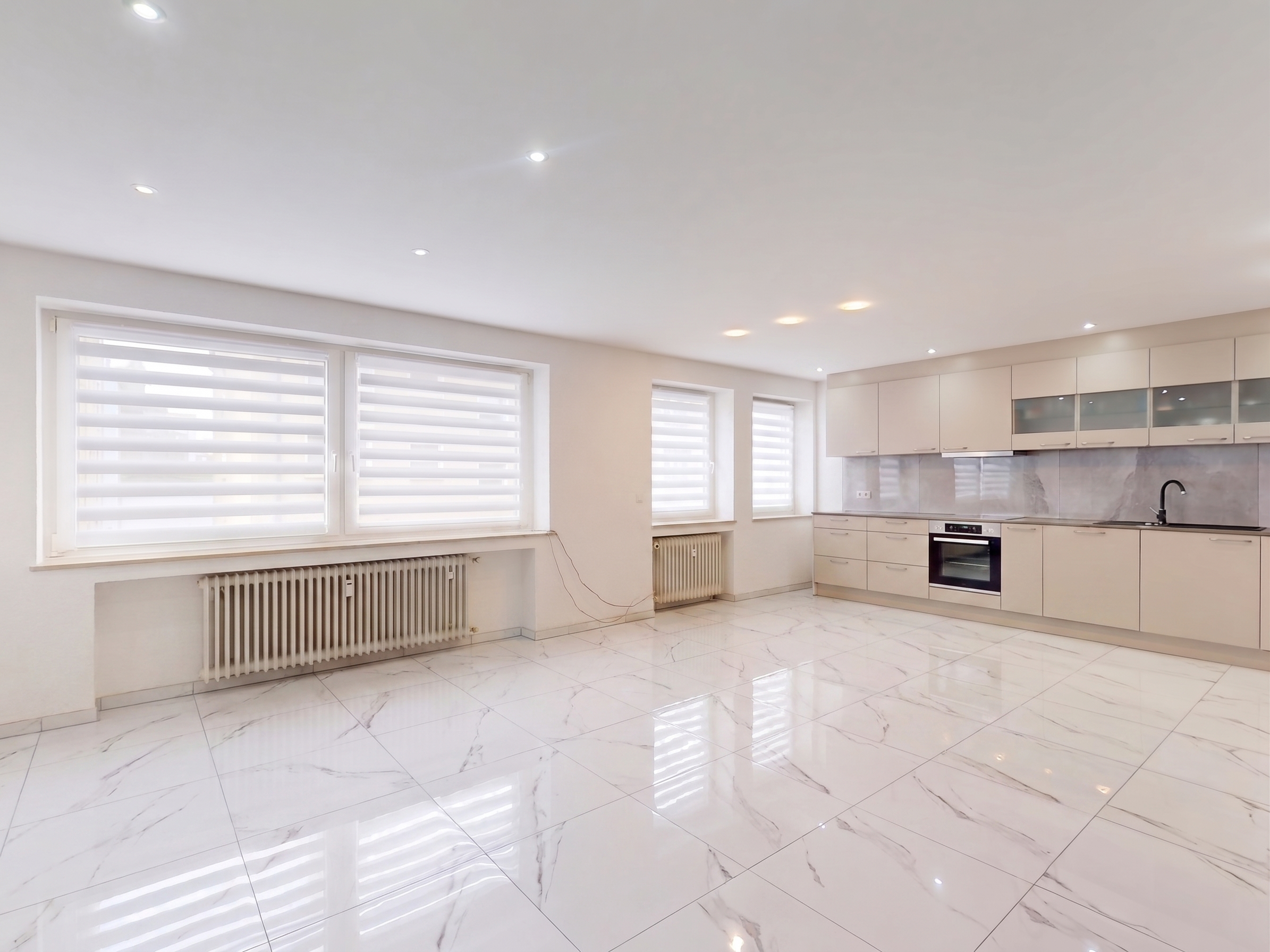 Früher Praxisräume - heute eine große ETW mit zwei Einheiten, Aufzug , 2 Stellplätze.....