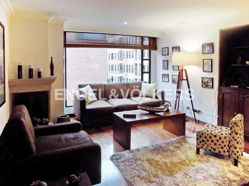 Acogedor apartamento con balcón para la venta en Chicó