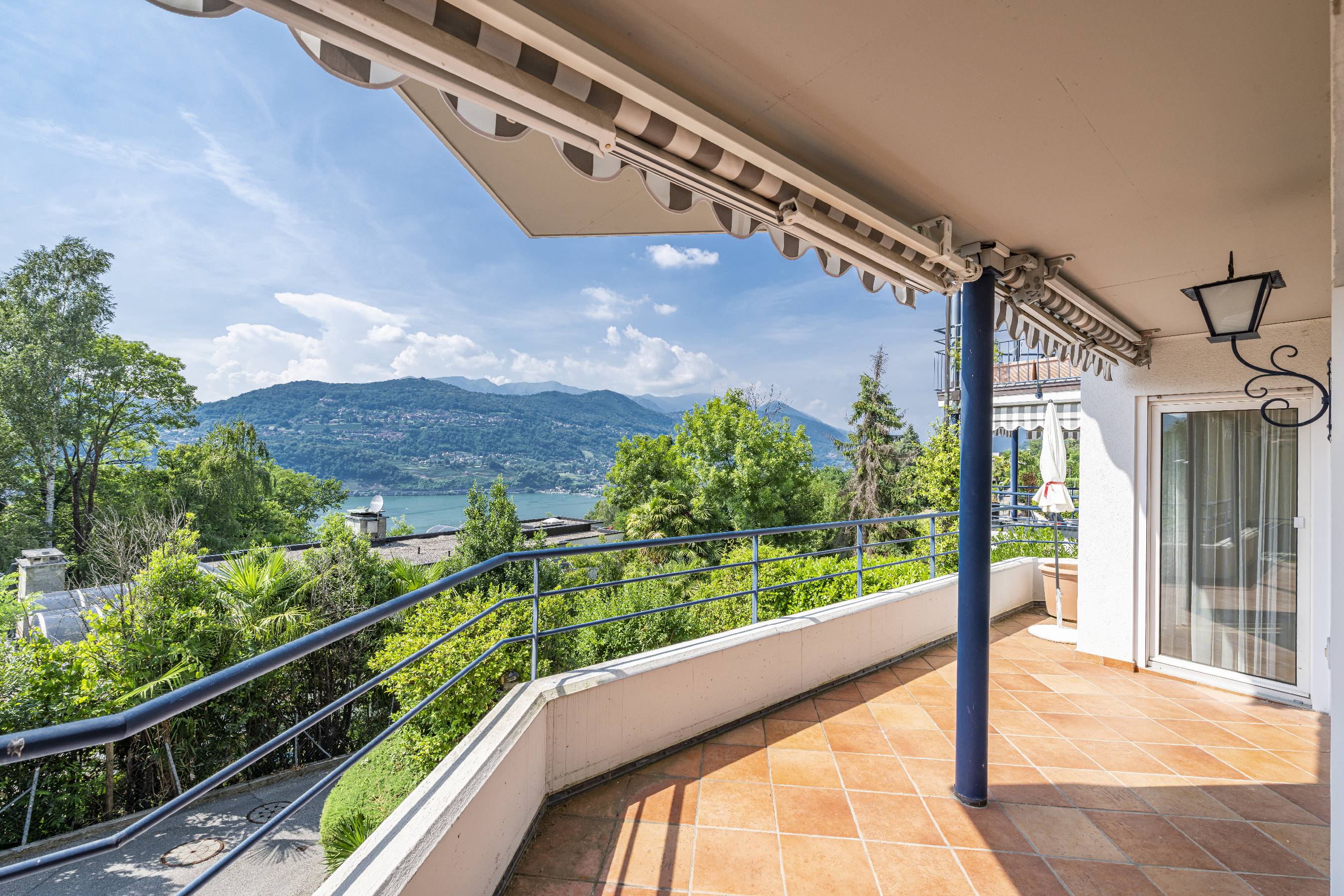 Apartment with a spacious terrace and lake view