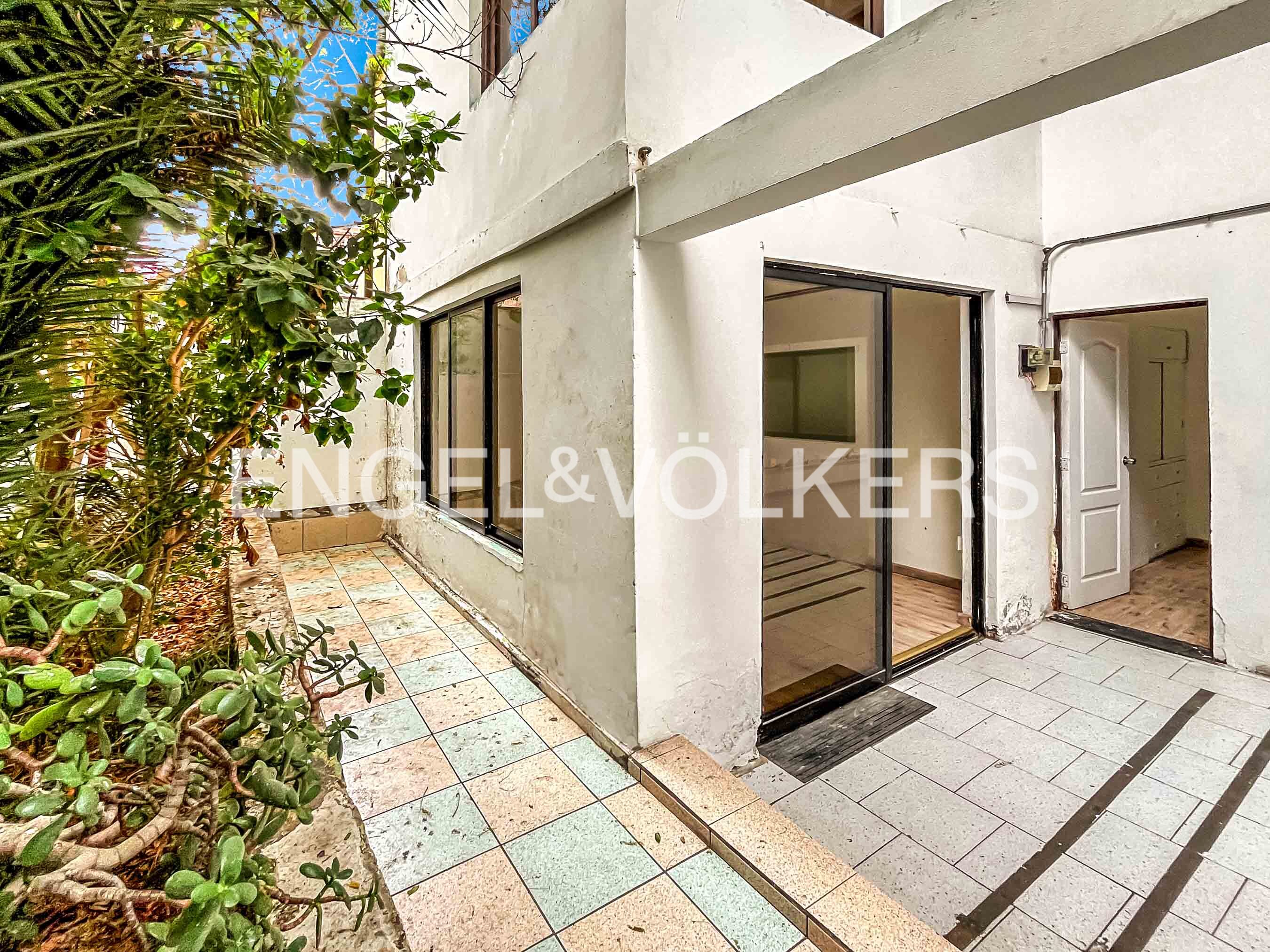 Casa comercial 6D 4B en esquina, Sector Balneario.