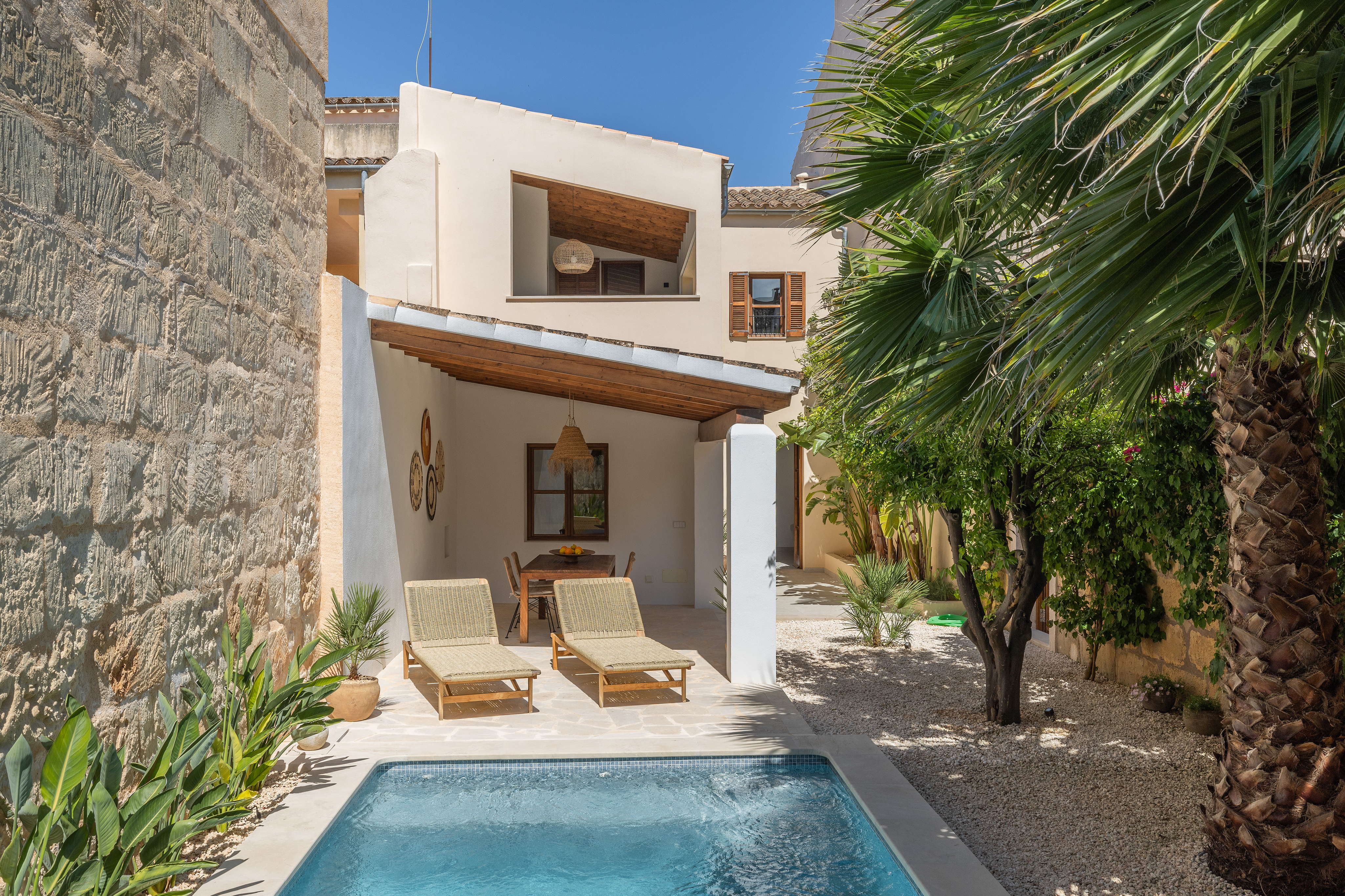 An exclusive retreat: Luxury townhouse with pool