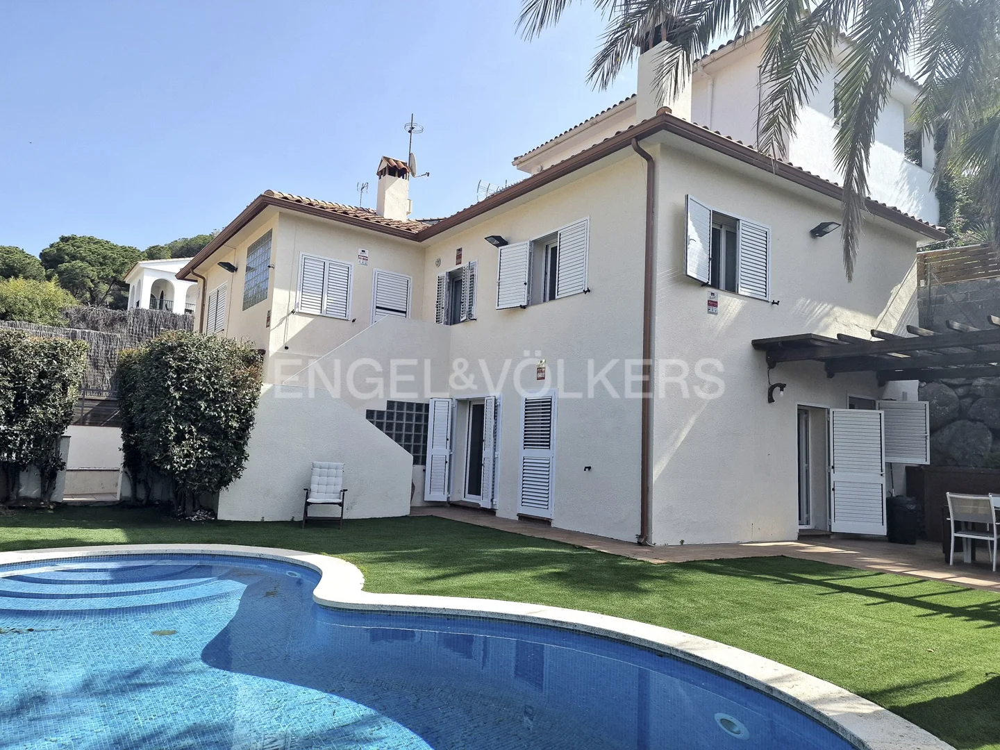Renovated house with pool and garden ready to move in