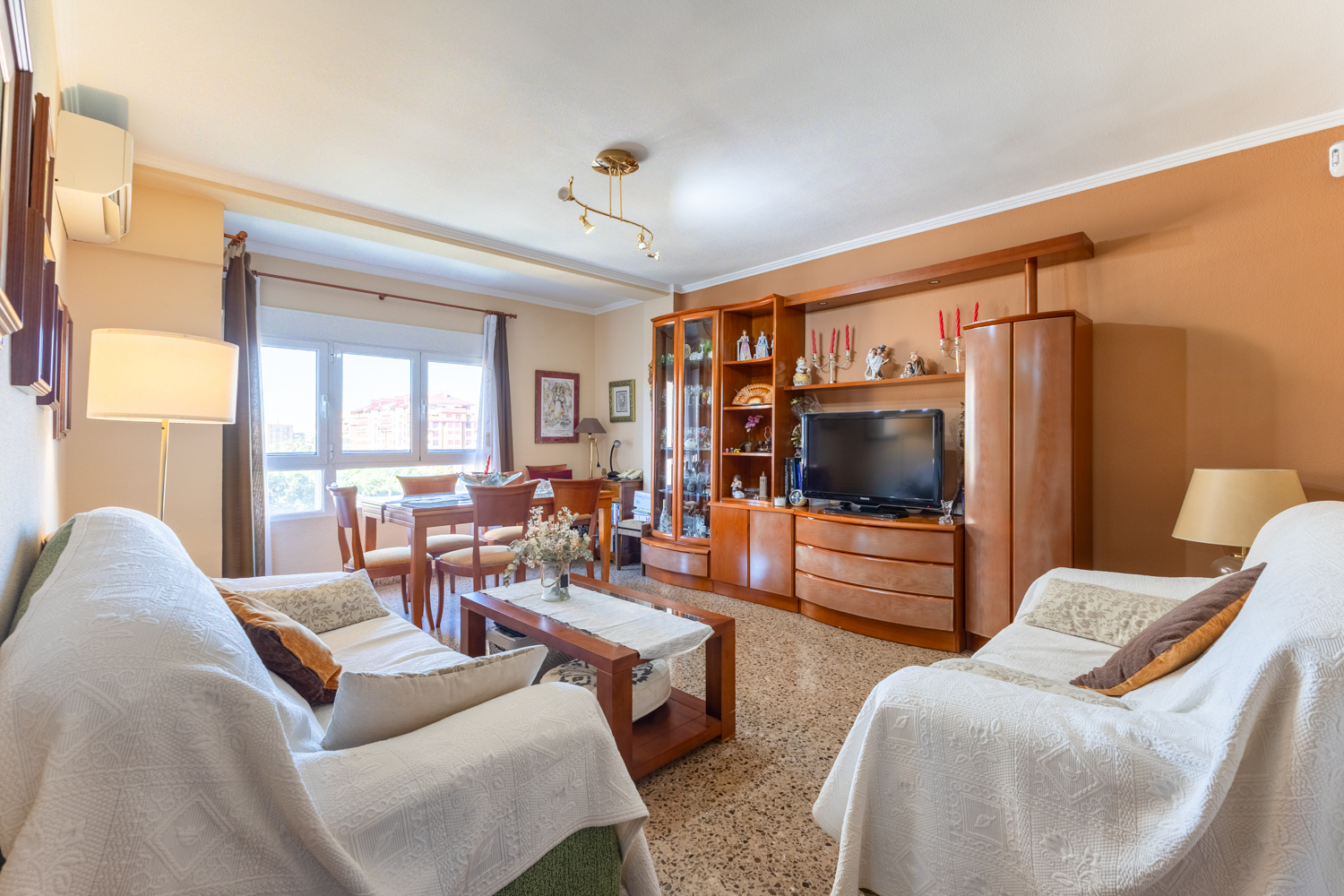 Piso completamente exterior con 2 balcones y cocina reformada