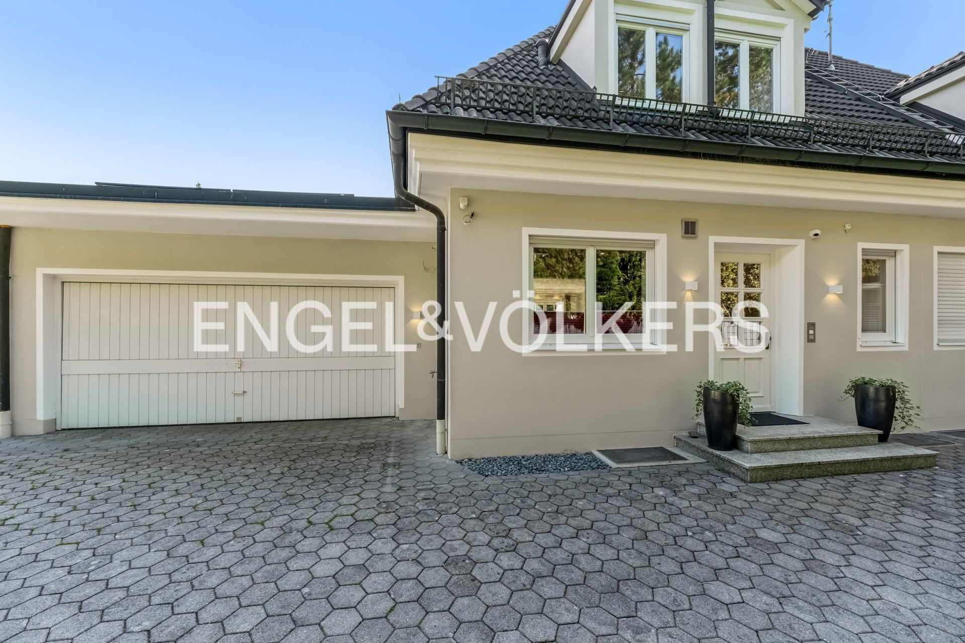 Exclusive, quiet semi-detached house with a stunning garden and sun terrace