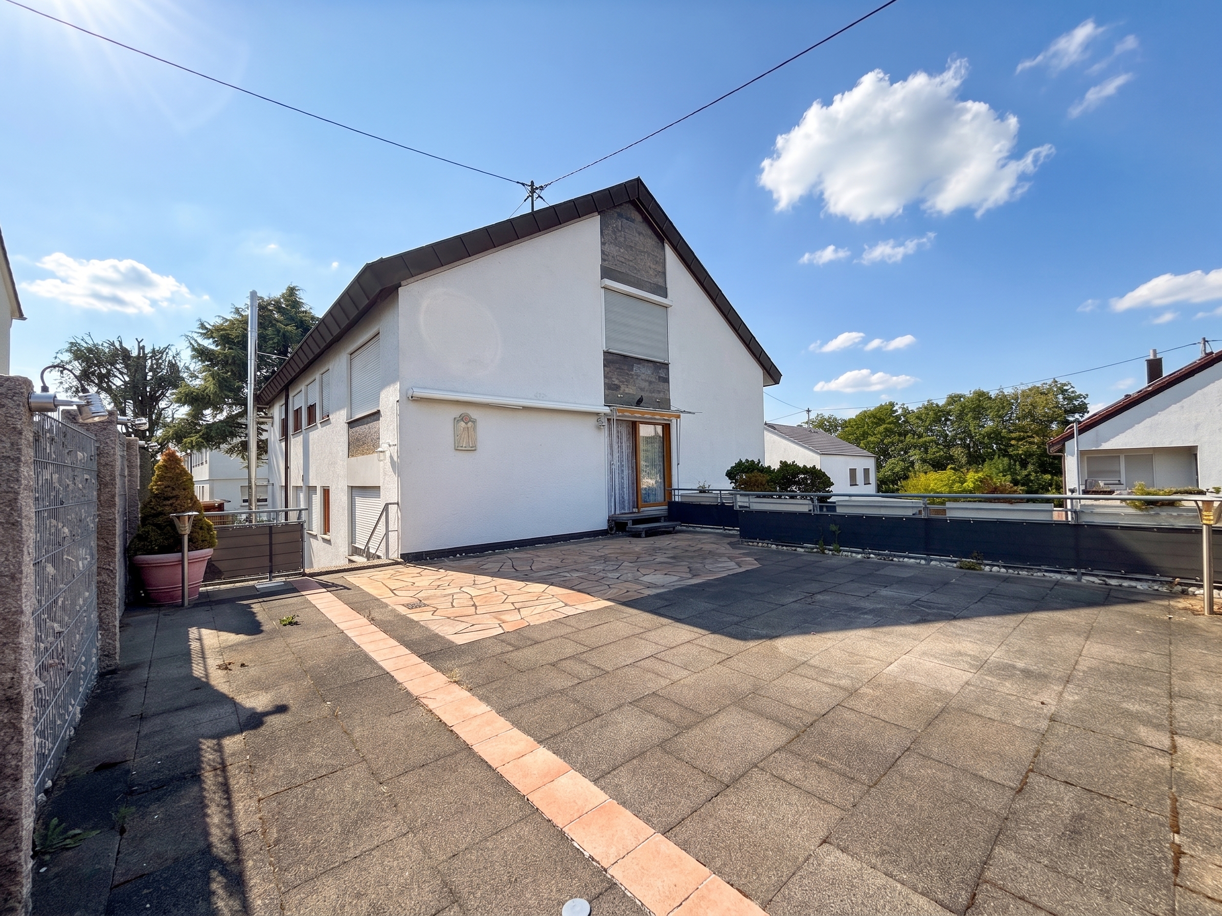 Großzügige 4,5-Zimmer-Wohnung mit Wintergarten und großer Sonnenterrasse in Hegnach!