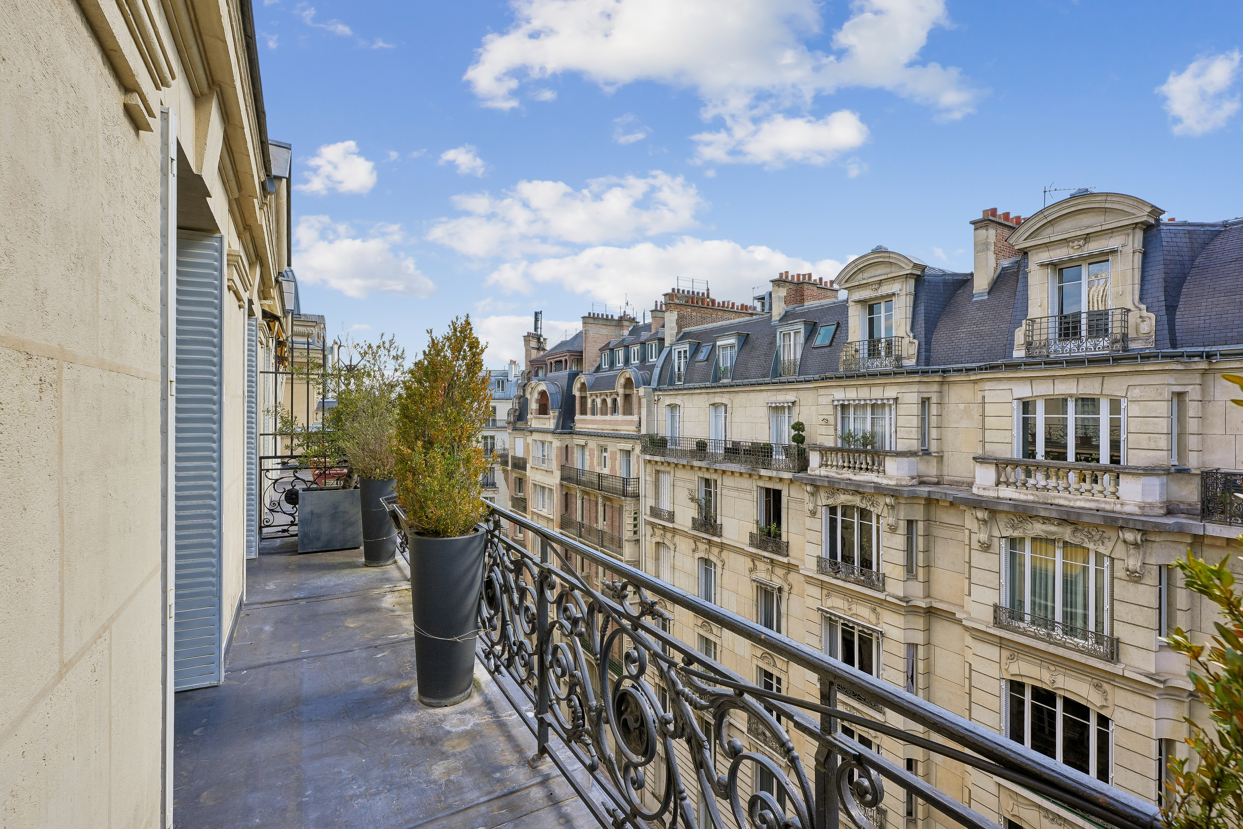 Exceptional family apartment on the top floor with balcony-terrace – Ternes / Etoile