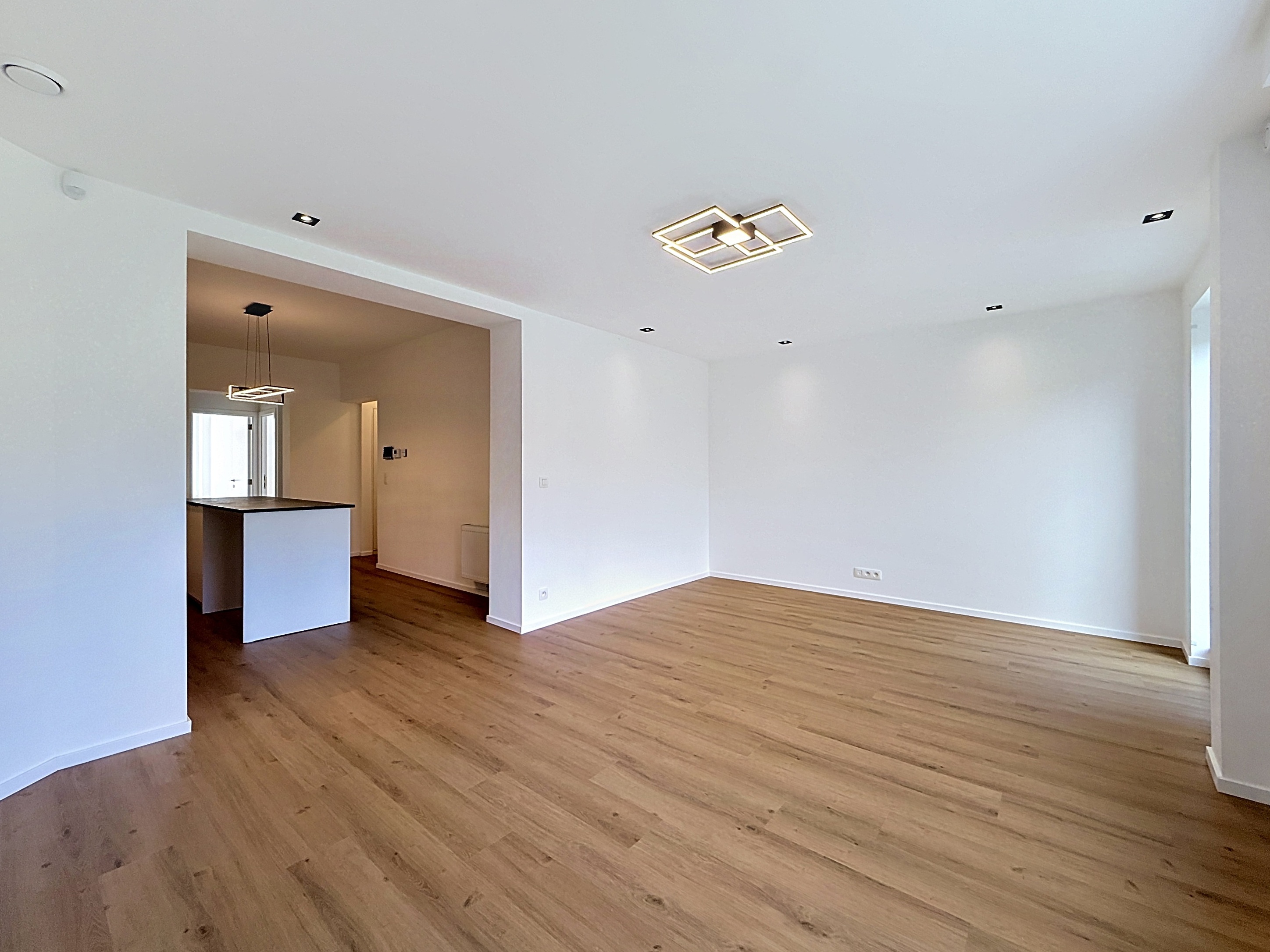 Volledig gerenoveerde duplex met tuin – 3 slpk.