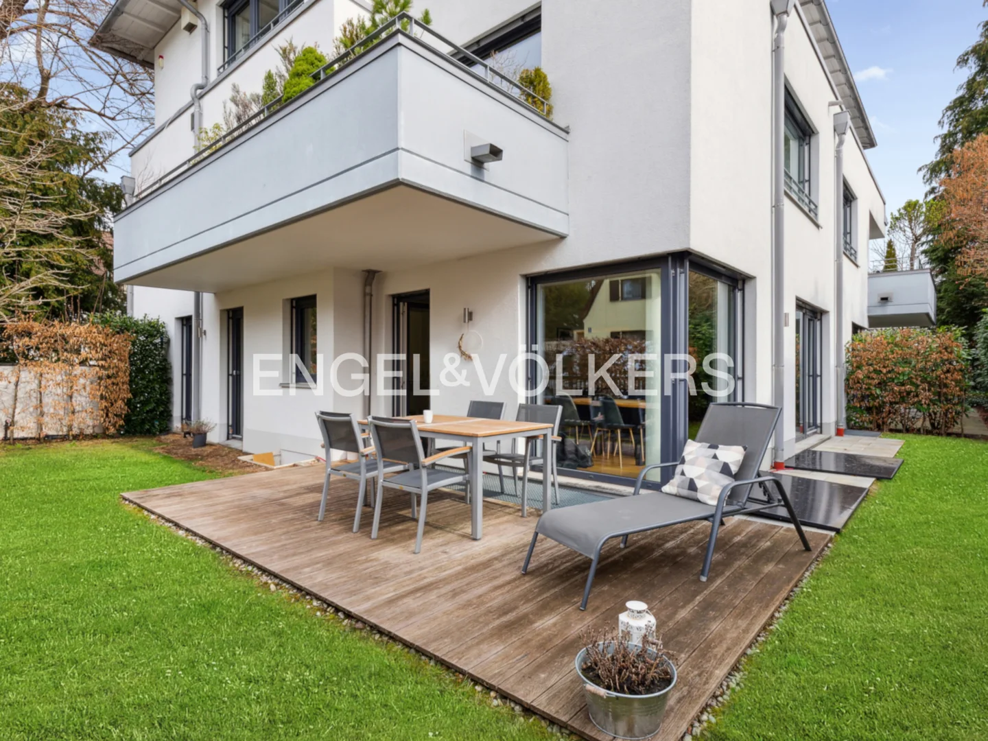 Bright garden apartment with modern living comfort in Alt-Solln