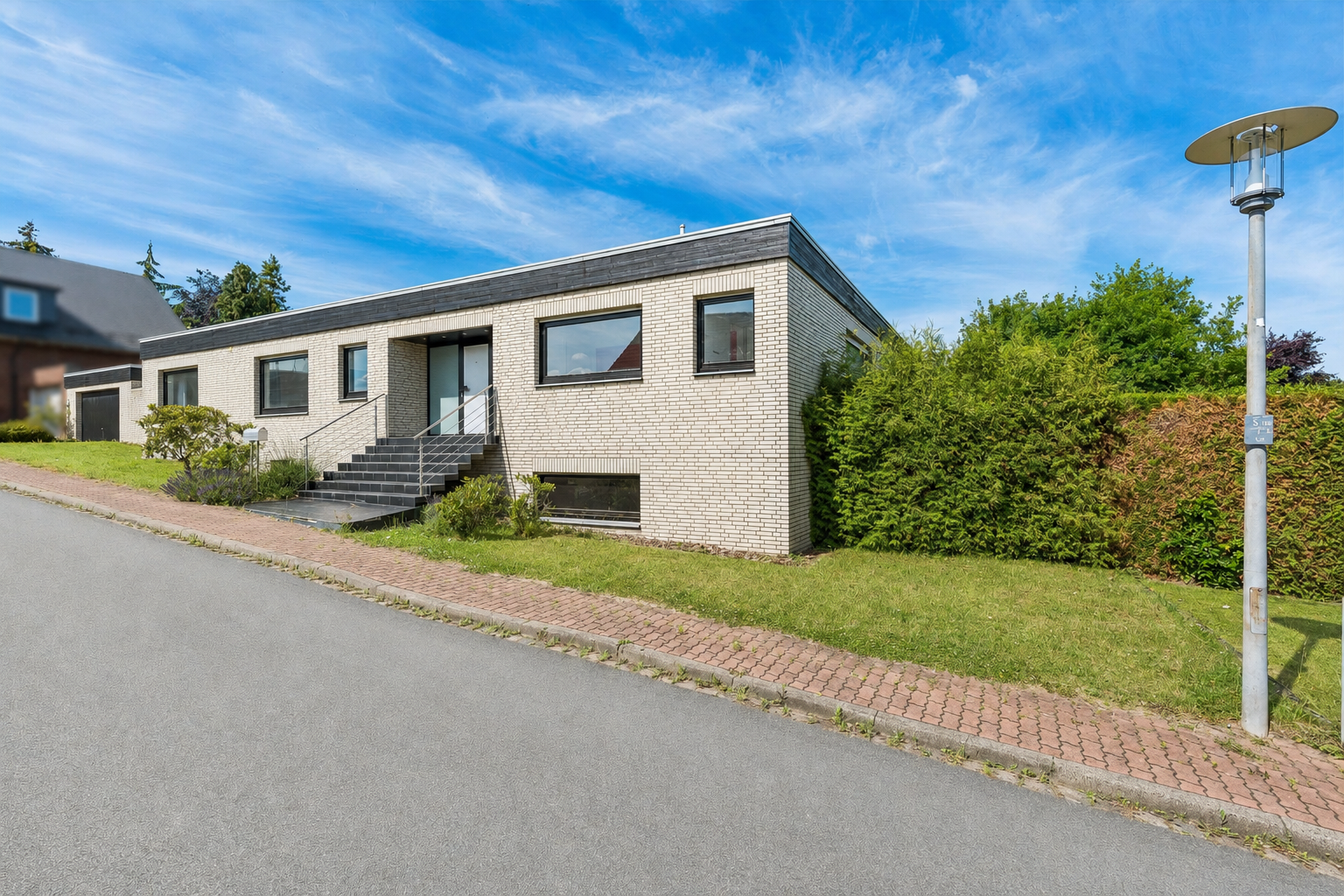 Großzügiger Hochparterre-Bungalow mit privater Schwimmhalle und Sauna in Rodenberg