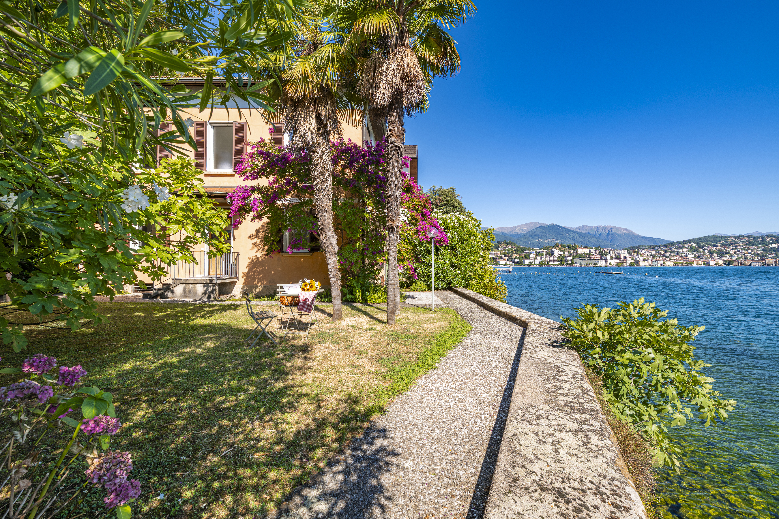 Villa direttamente a lago con darsena