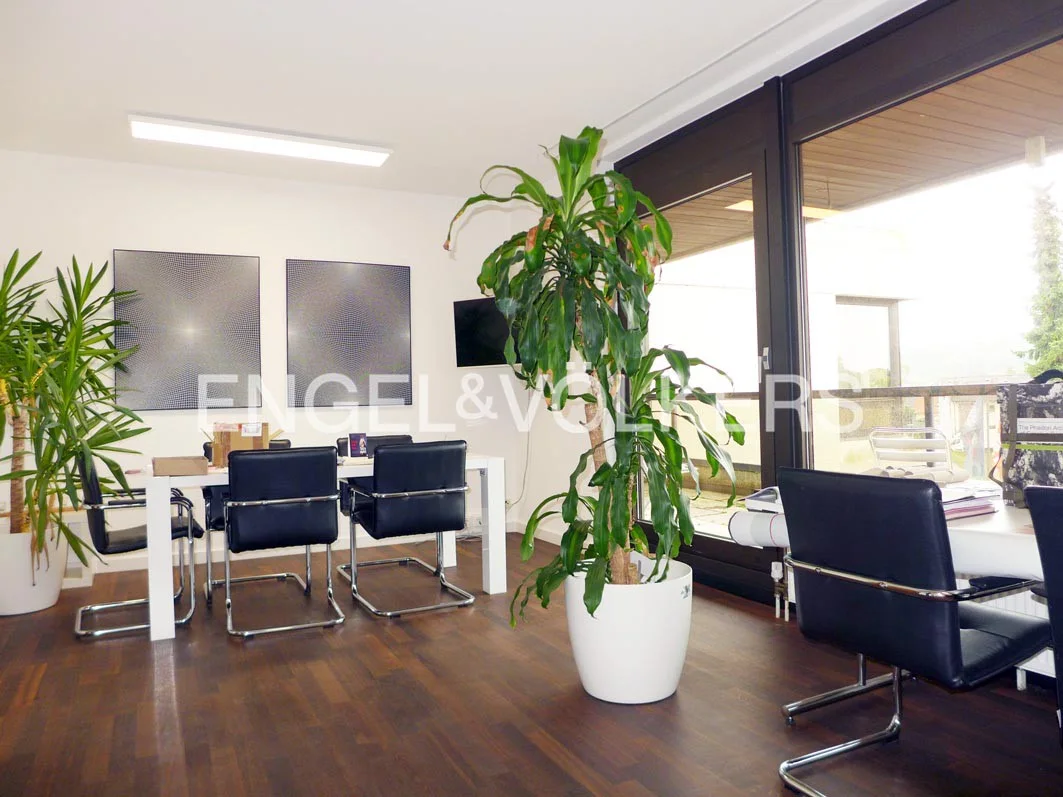 Schicke Büroetage mit Großraum und drei Einzelbüros sowie Personalküche • Kein Wohnen möglich!