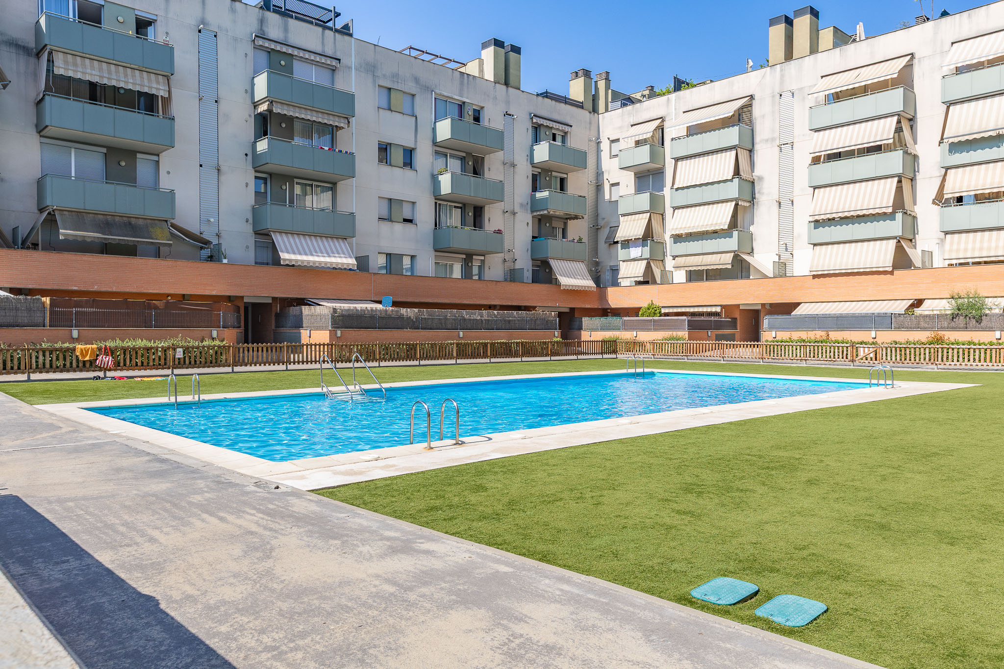 Impeccable apartment with communal pool and parking next to Estació de l’Est station
