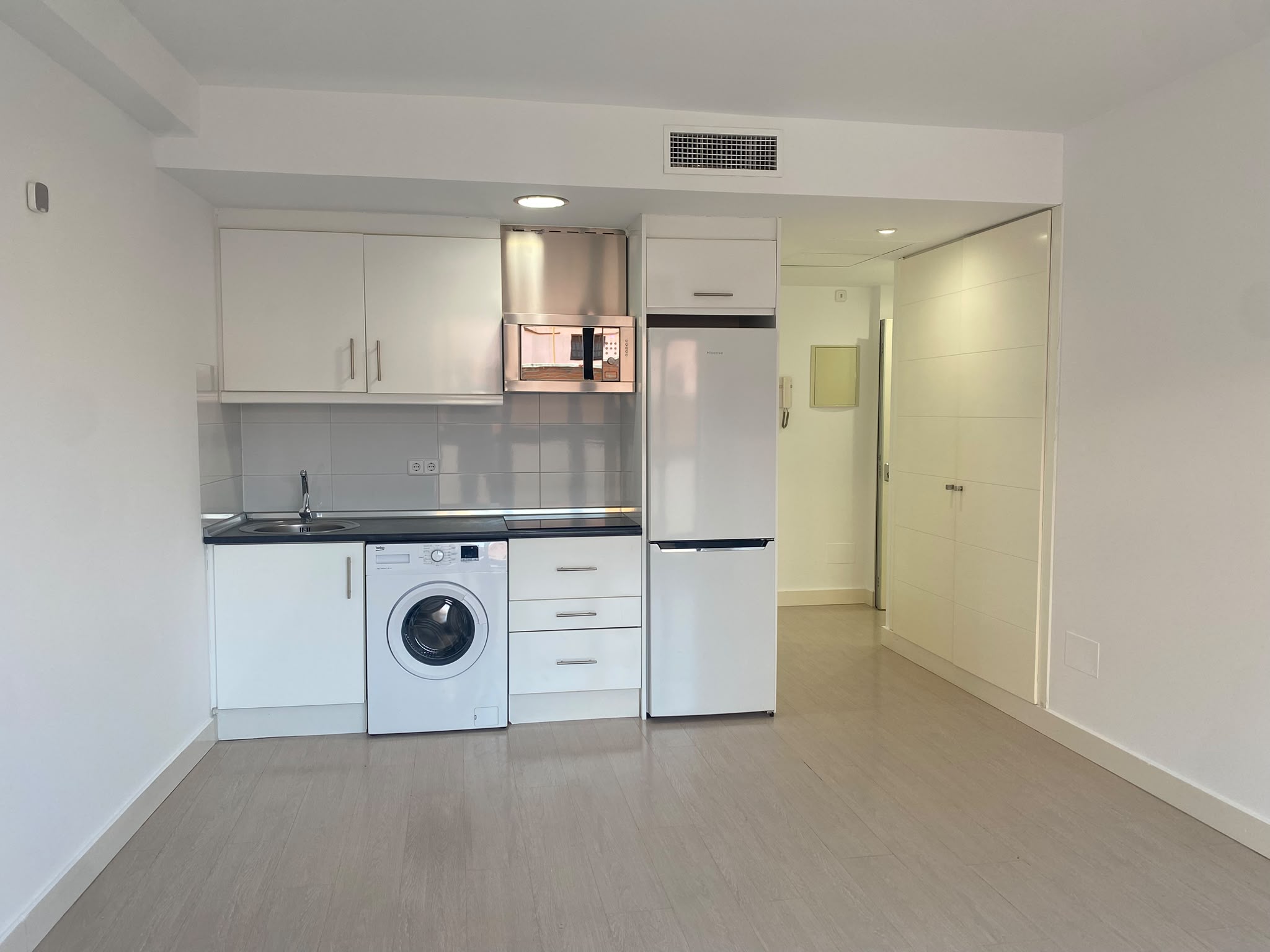 Great opportunity: Bright studio with storage room and garage space in the building