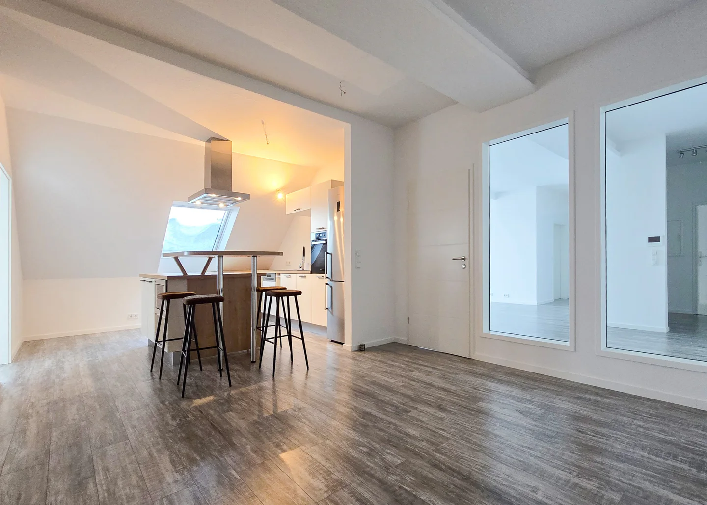 Bequem ankommen, entspannt genießen: Ihre neue Wohnung mit Lift und zwei Sonnenbalkonen - Photo 2
