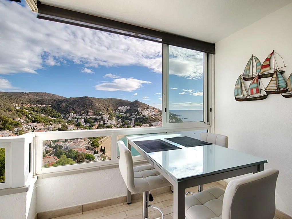 Incredible apartamento with impressive vistas of Roses