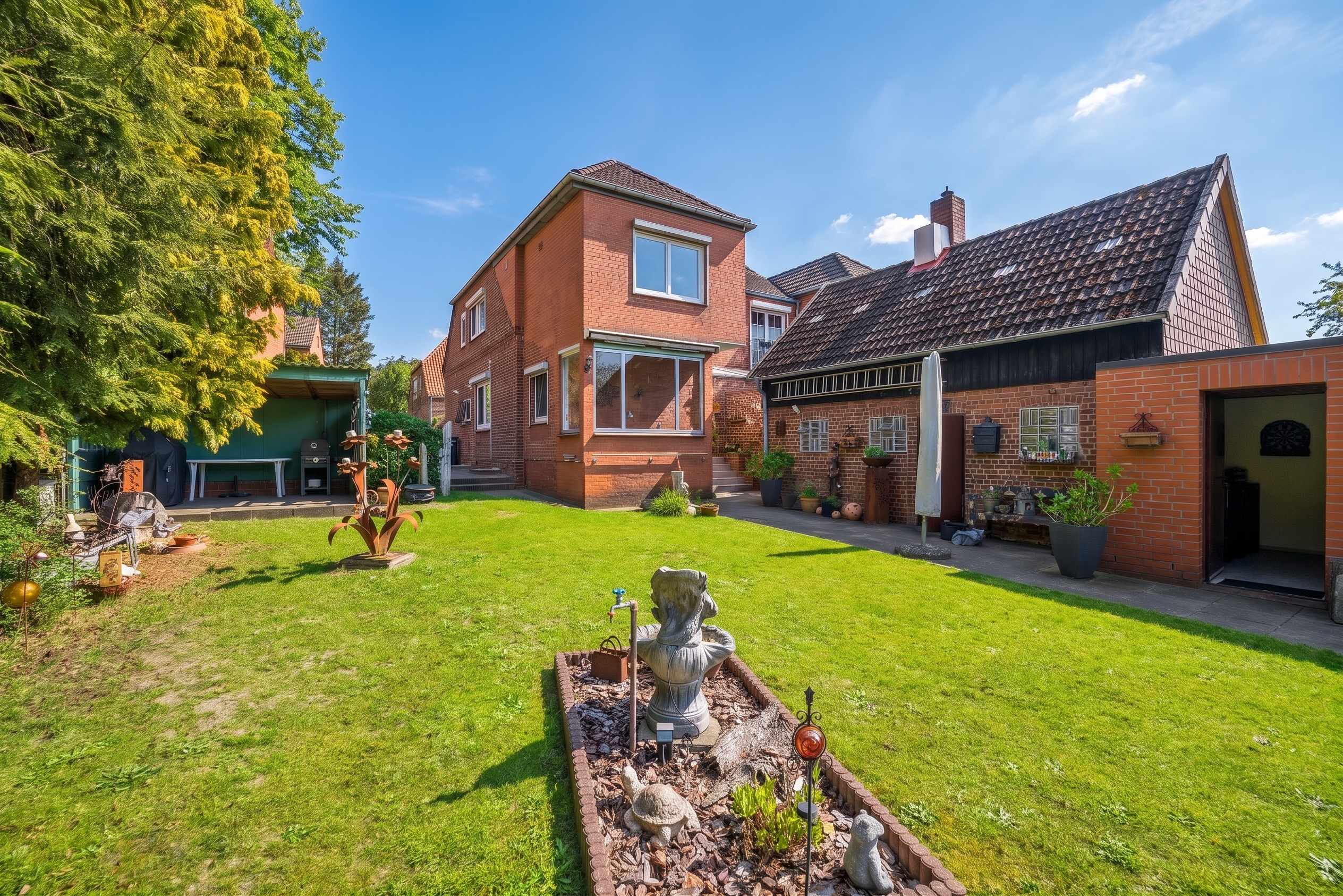 Moderne Doppelhaushälfte mit Gartenparadies hinter charmanter Fassade