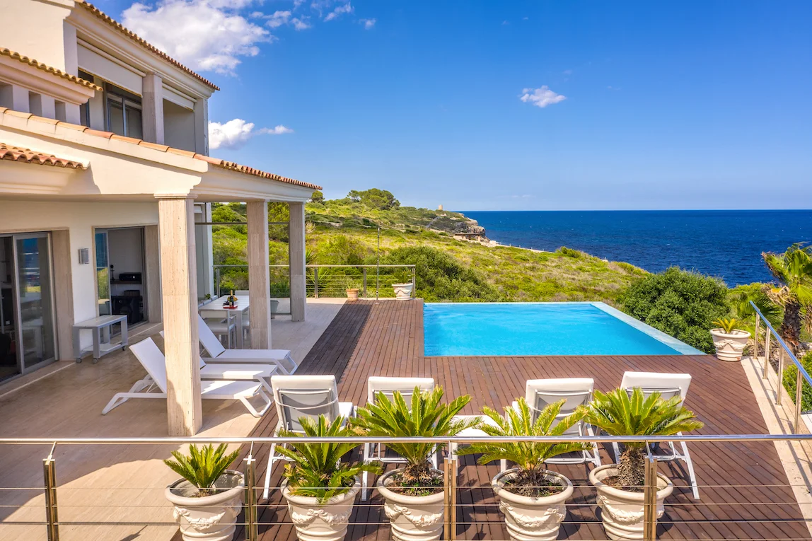 Modern villa by the sea with rental licence