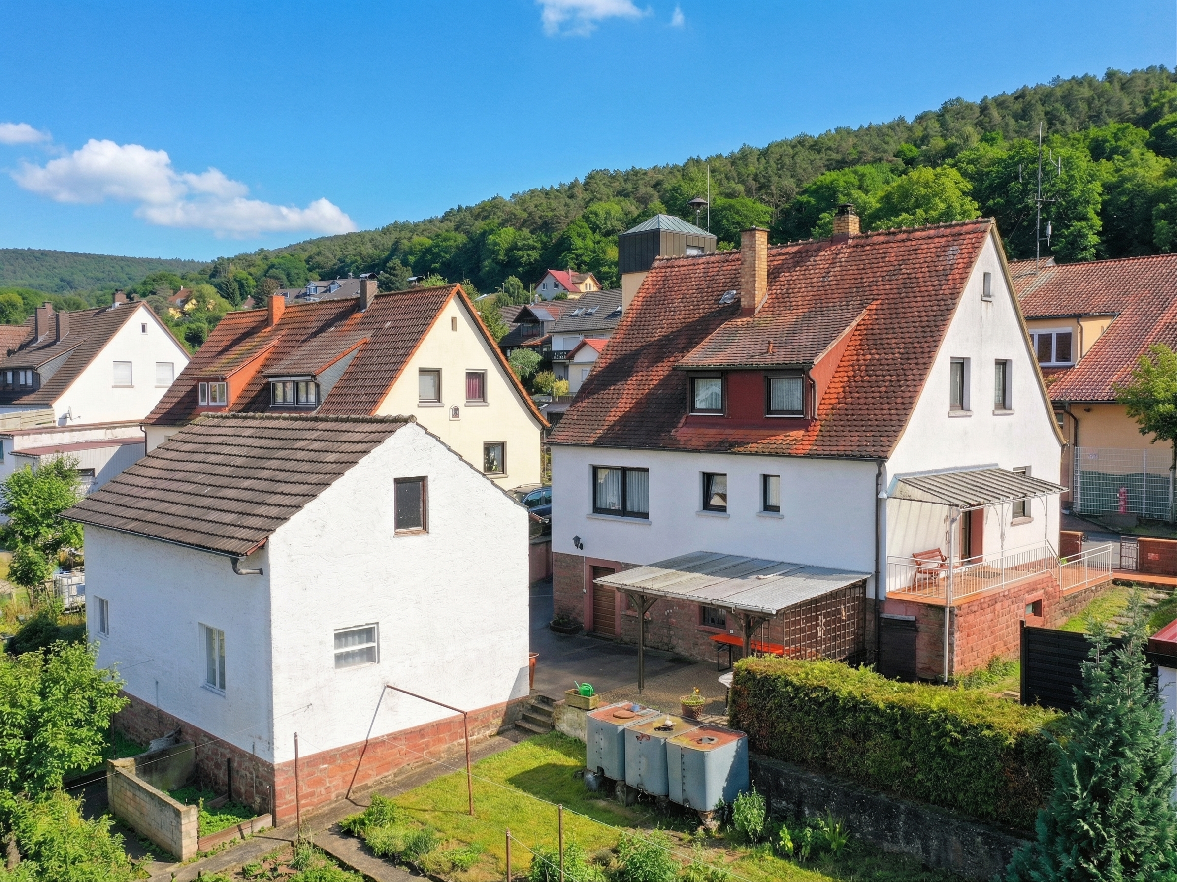Zweifamilienhaus mit Garten, Nebengebäude und Potenzial in Großheubach