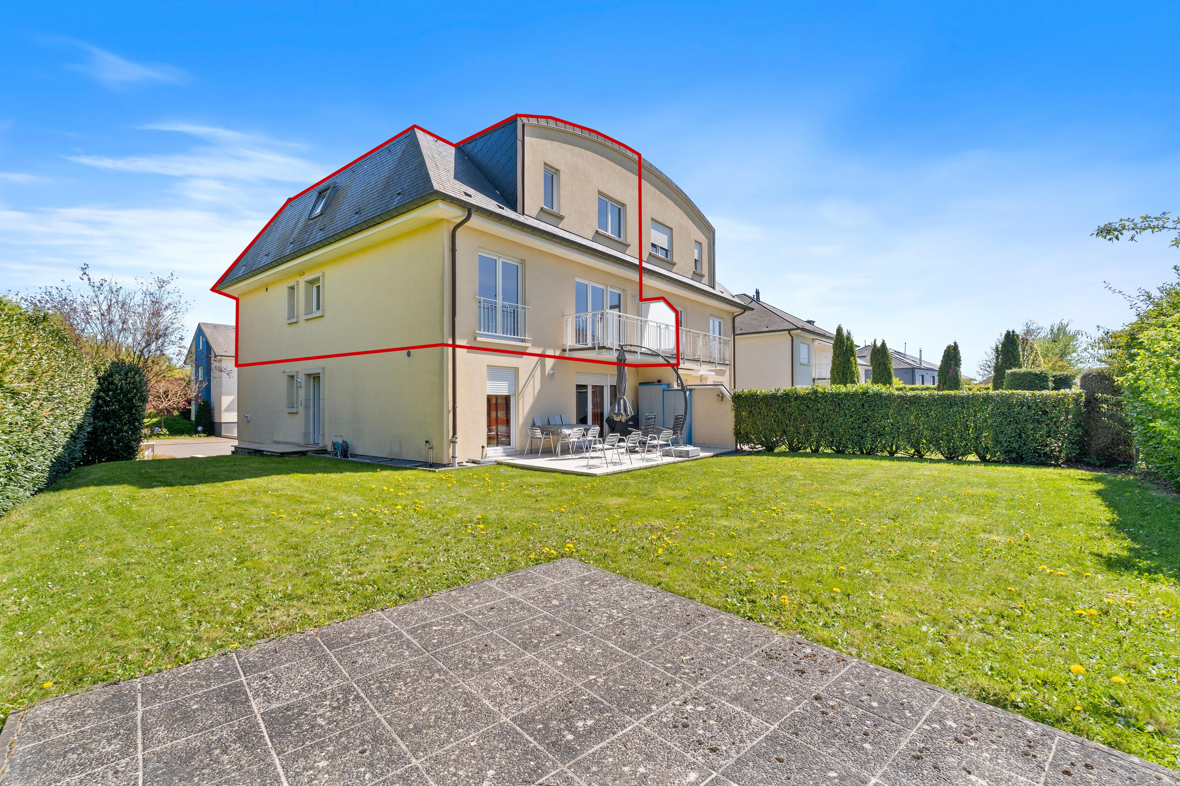 Duplex de 5 chambres avec un balcon et un garage situé dans une rue sans issue à Strassen