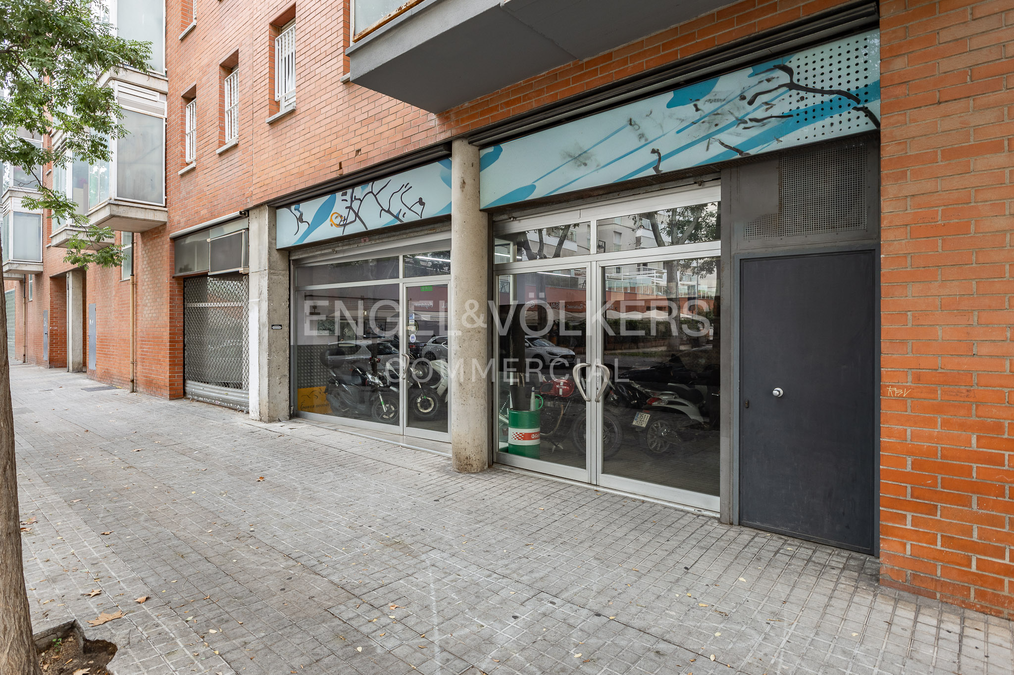 ¡Gran oportunidad ! Espacioso local comercial con licencia de taller en la Marina de Port