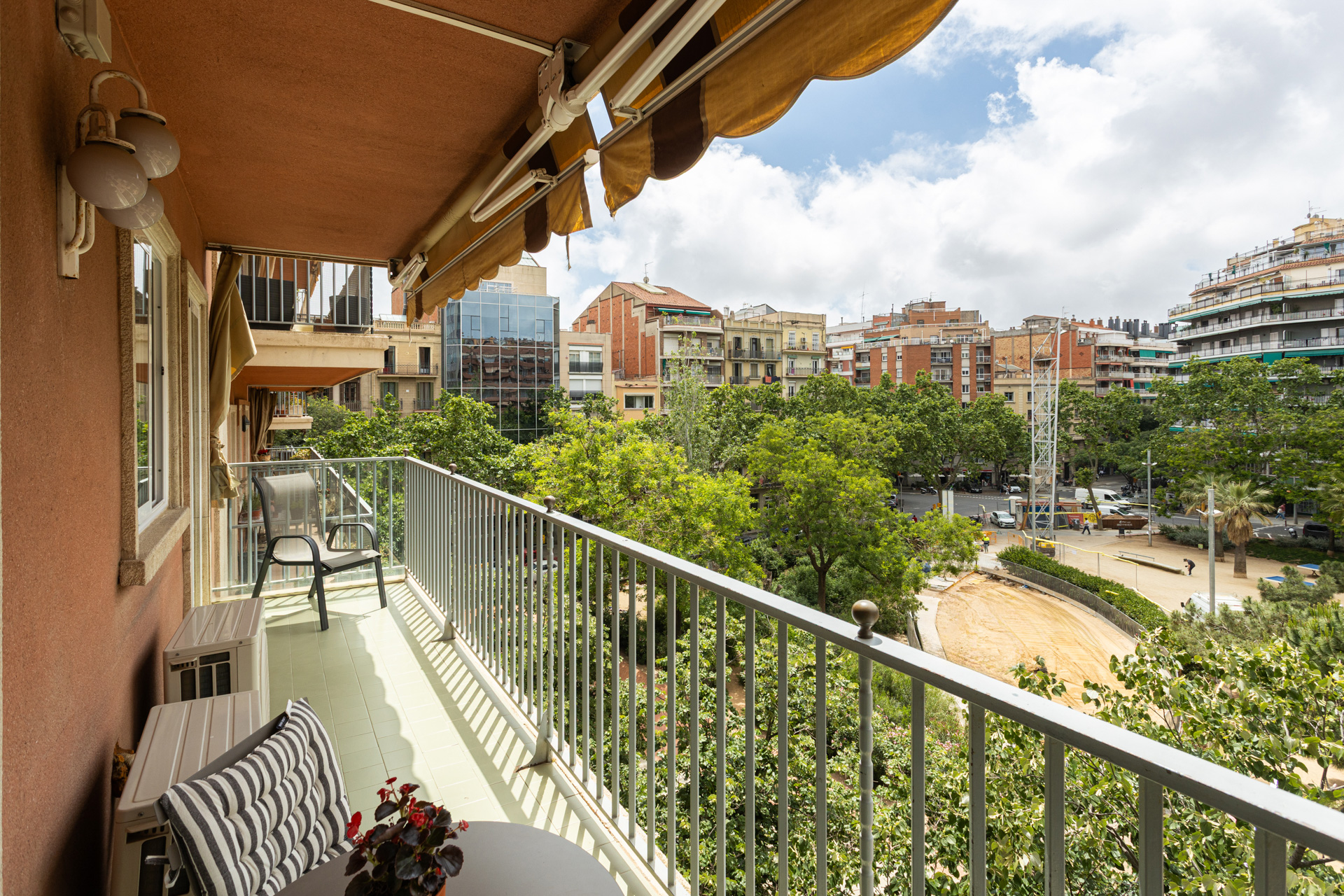Renovated apartment with terrace and parking in the heart of Eixample