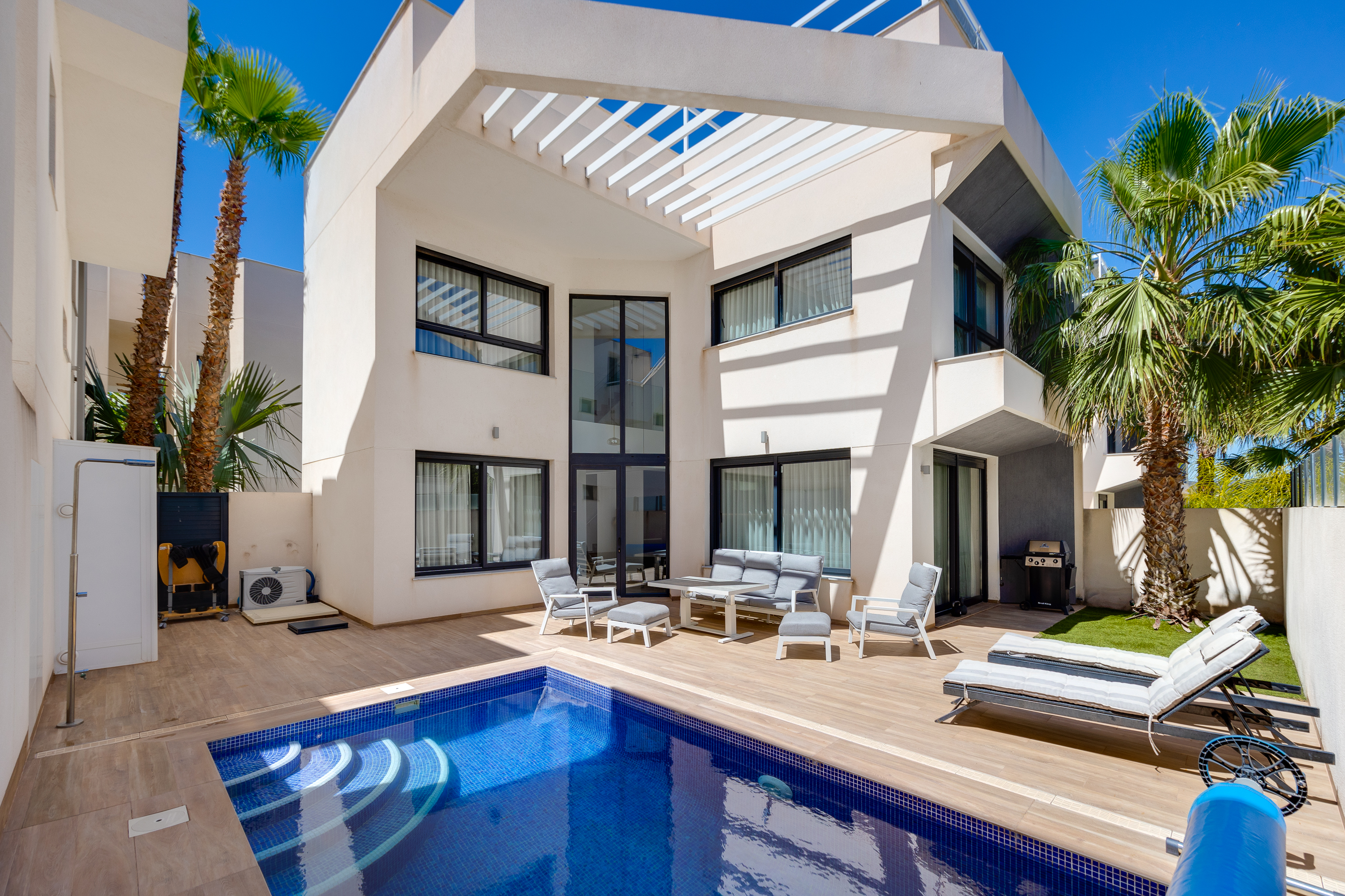 Reventa de villa moderna de obra nueva con piscina en La Veleta, Torrevieja