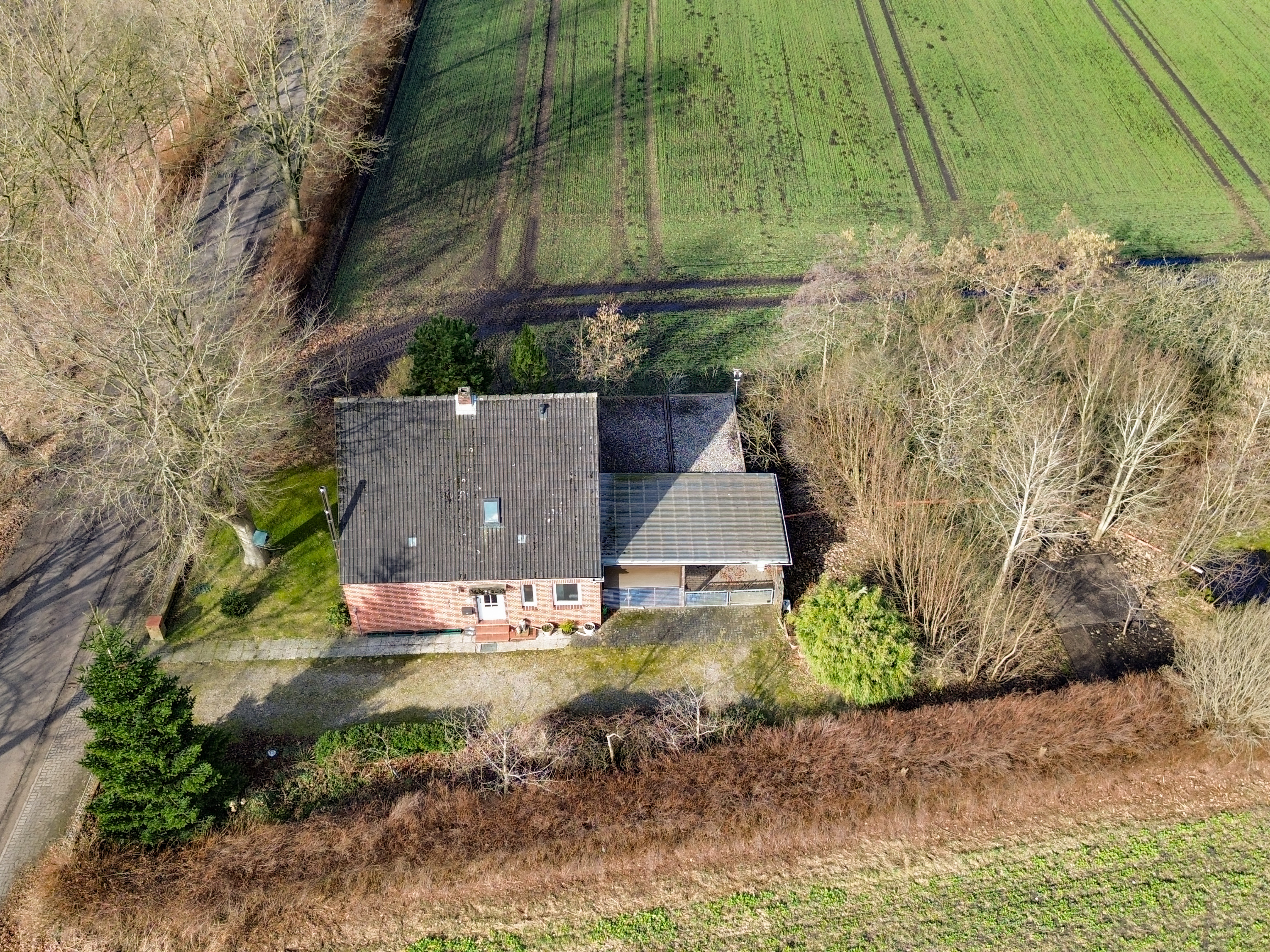 Raus auf´s Land! Charmantes Haus auf großem Grundstück in Feldrand- und Alleinlage