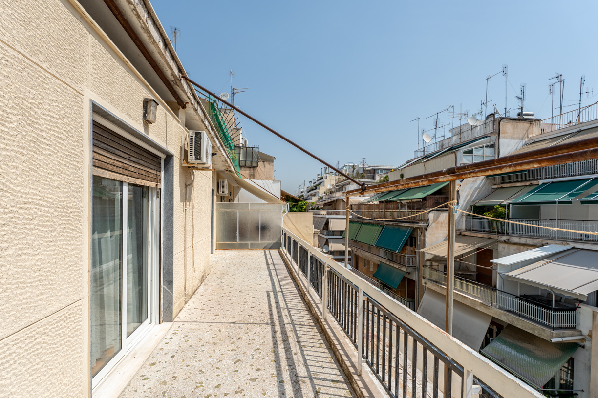 Spacious 4th floor penthouse in Kato Patisia