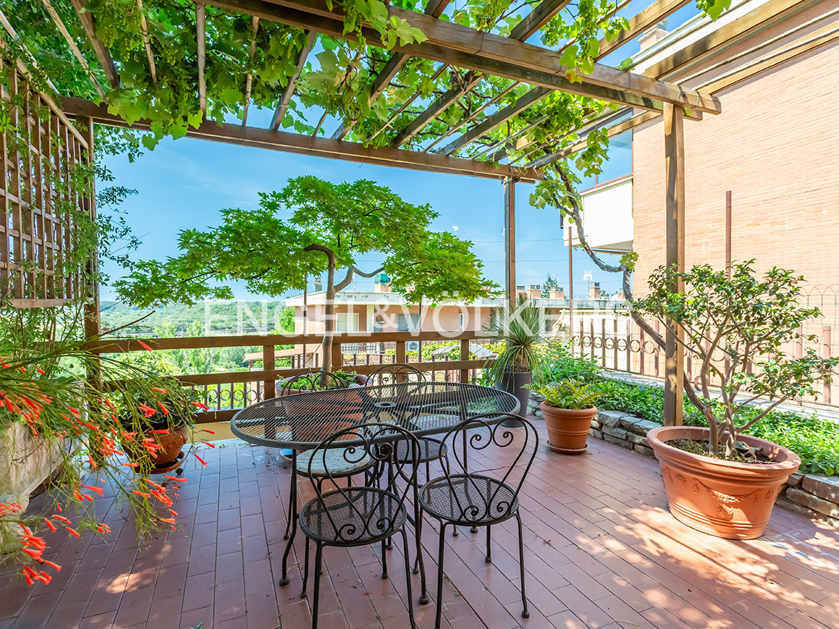 Tor de' Cenci, end-unit villa with private garden