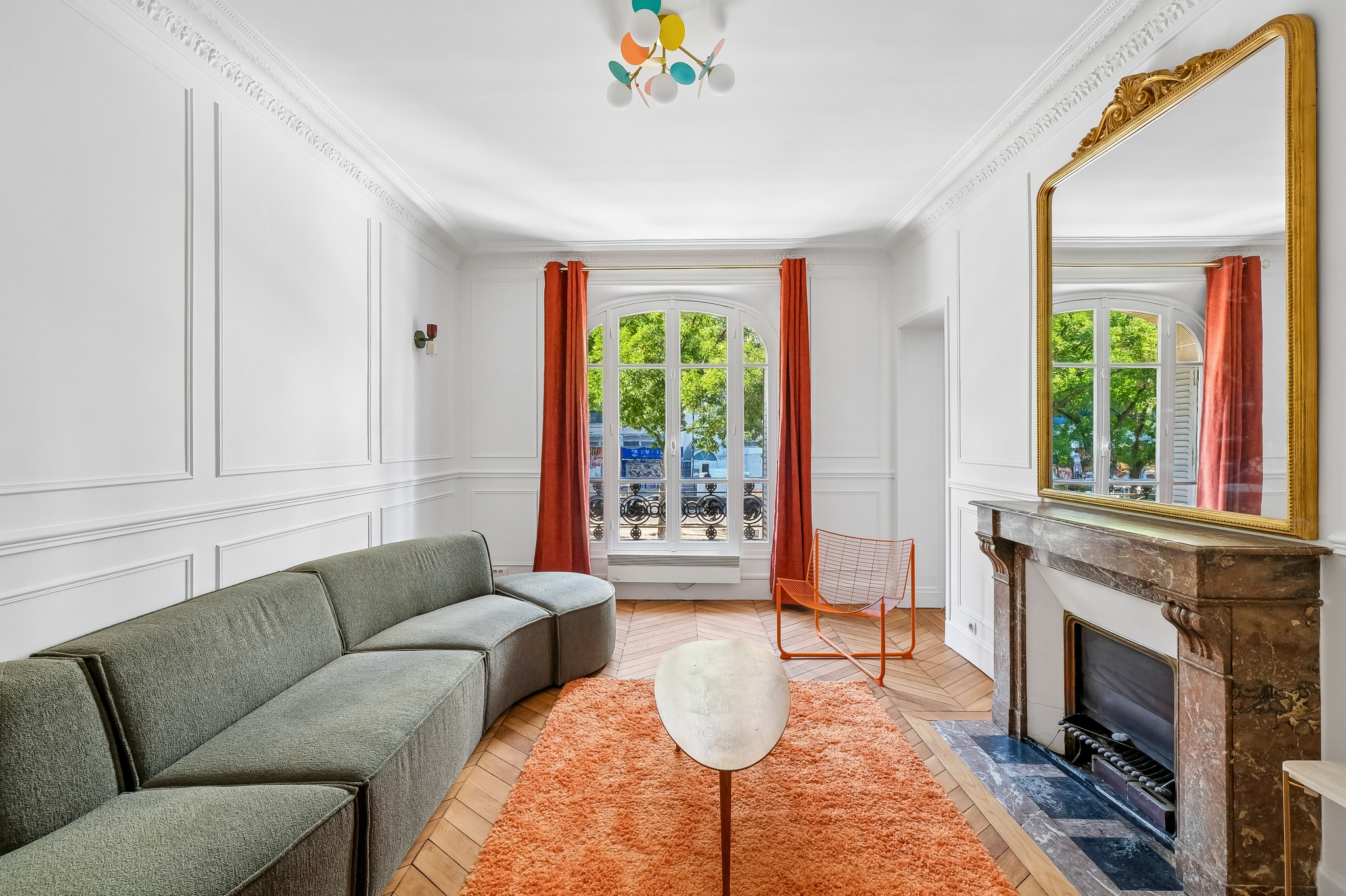 Spacious rooms in this splendid family apartment in the heart of the 19th arrondissement