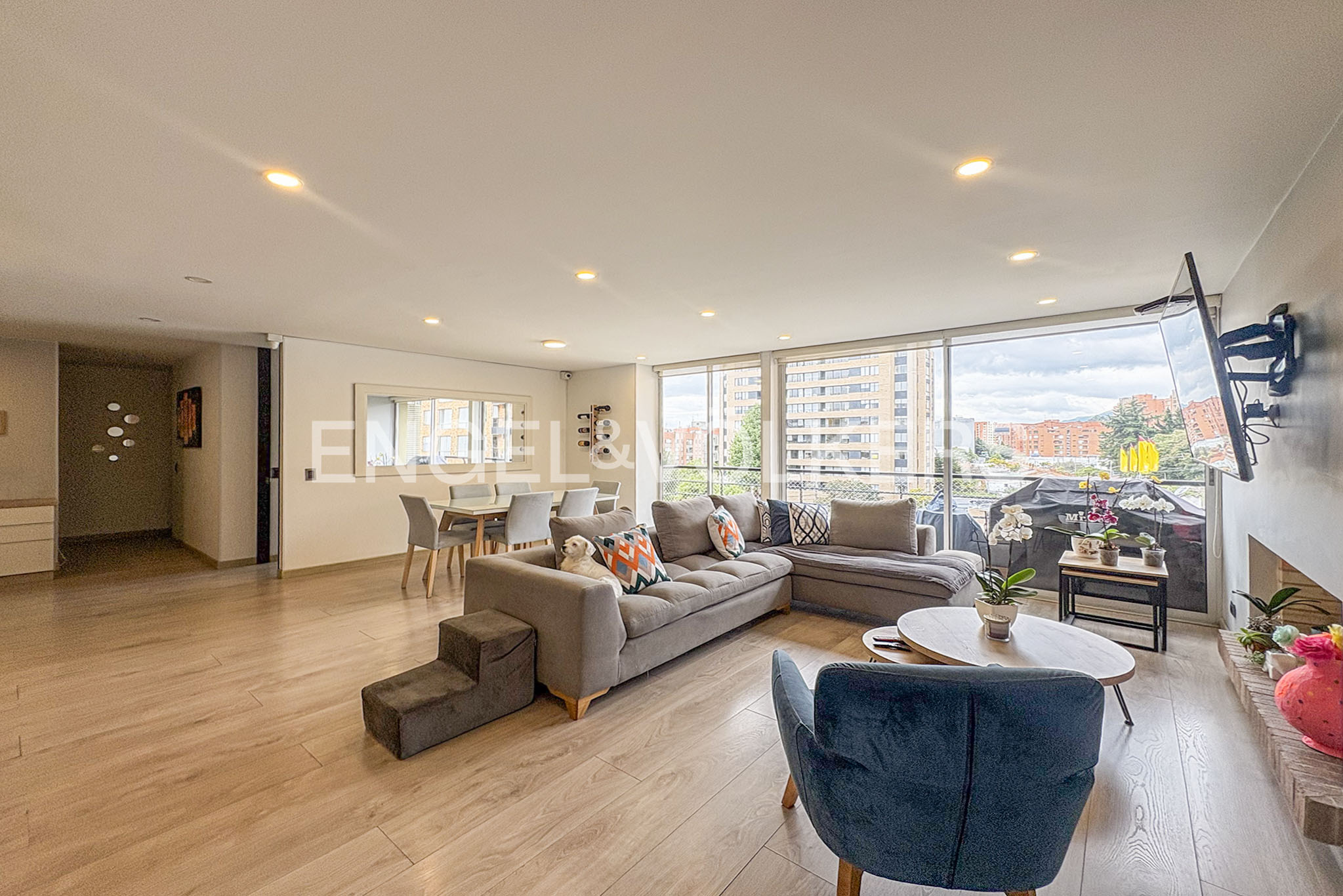 Moderno apartamento con balcón para venta en Bella Suiza