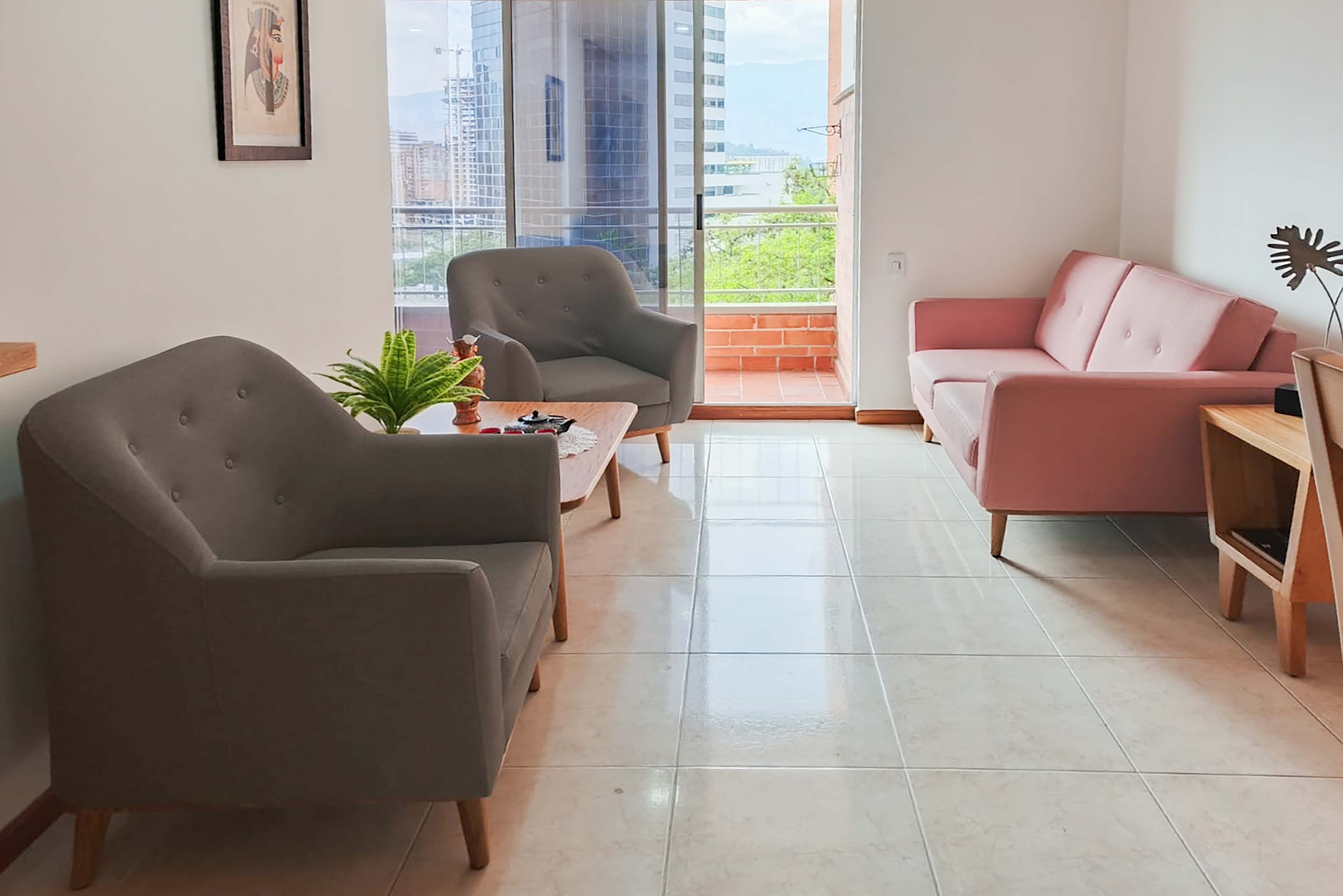 Apartamento amoblado con balcón y clubhouse para arriendo en El Poblado