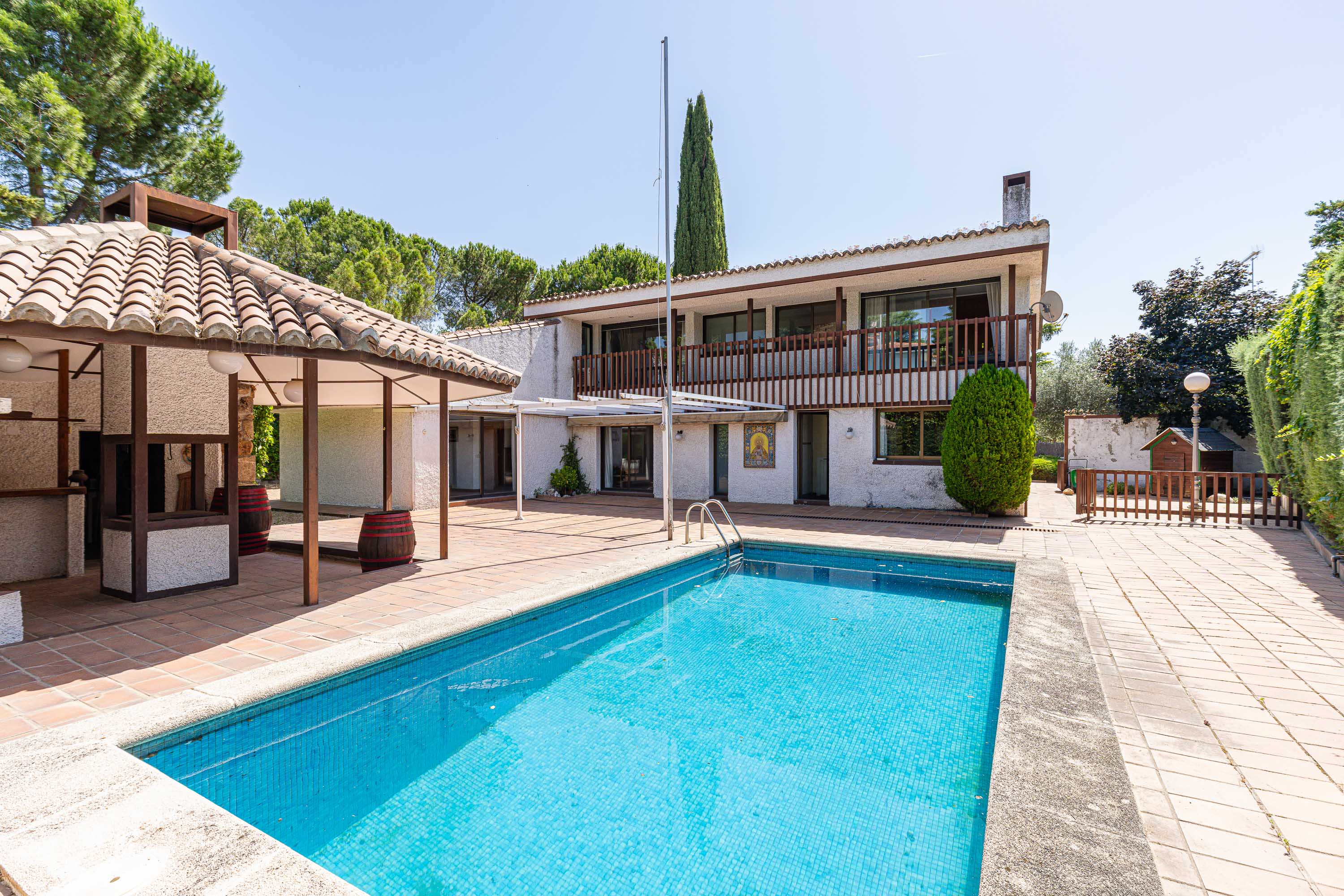 Signature architecture in Las Rozas: light, garden, and unique layout