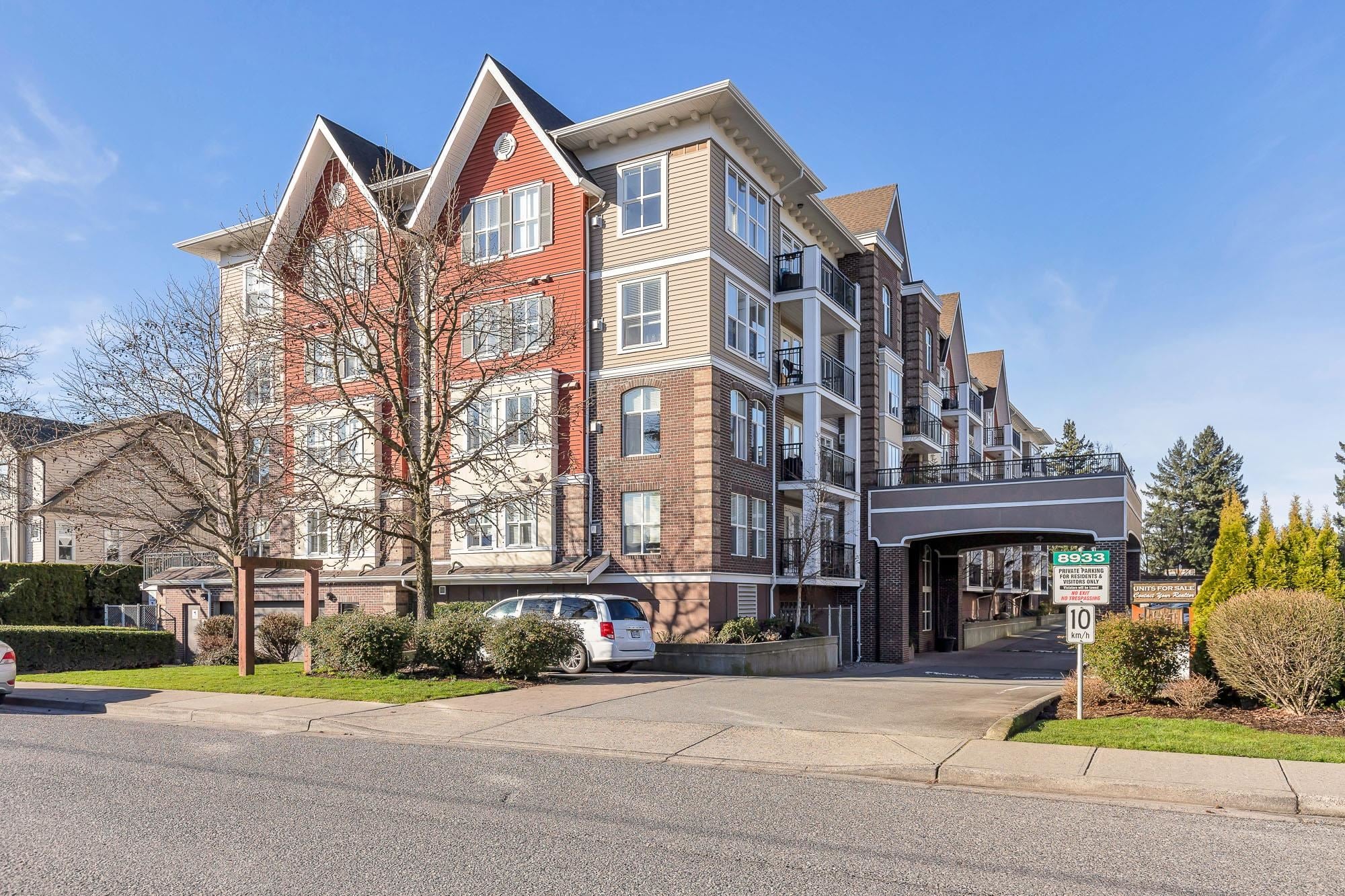 Bright & Updated 1 Bed + Den at King Edward