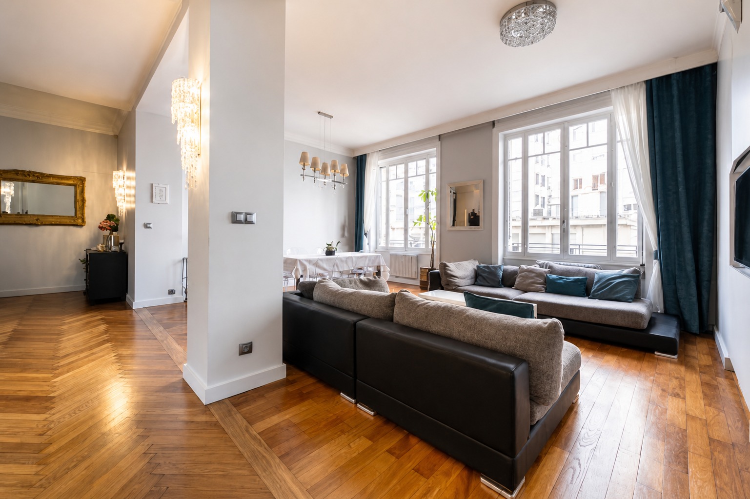 GOLDEN TRIANGLE / ART DECO / RENOVATED APARTMENT / 3 BEDROOMS / BALCONY / PARKING.