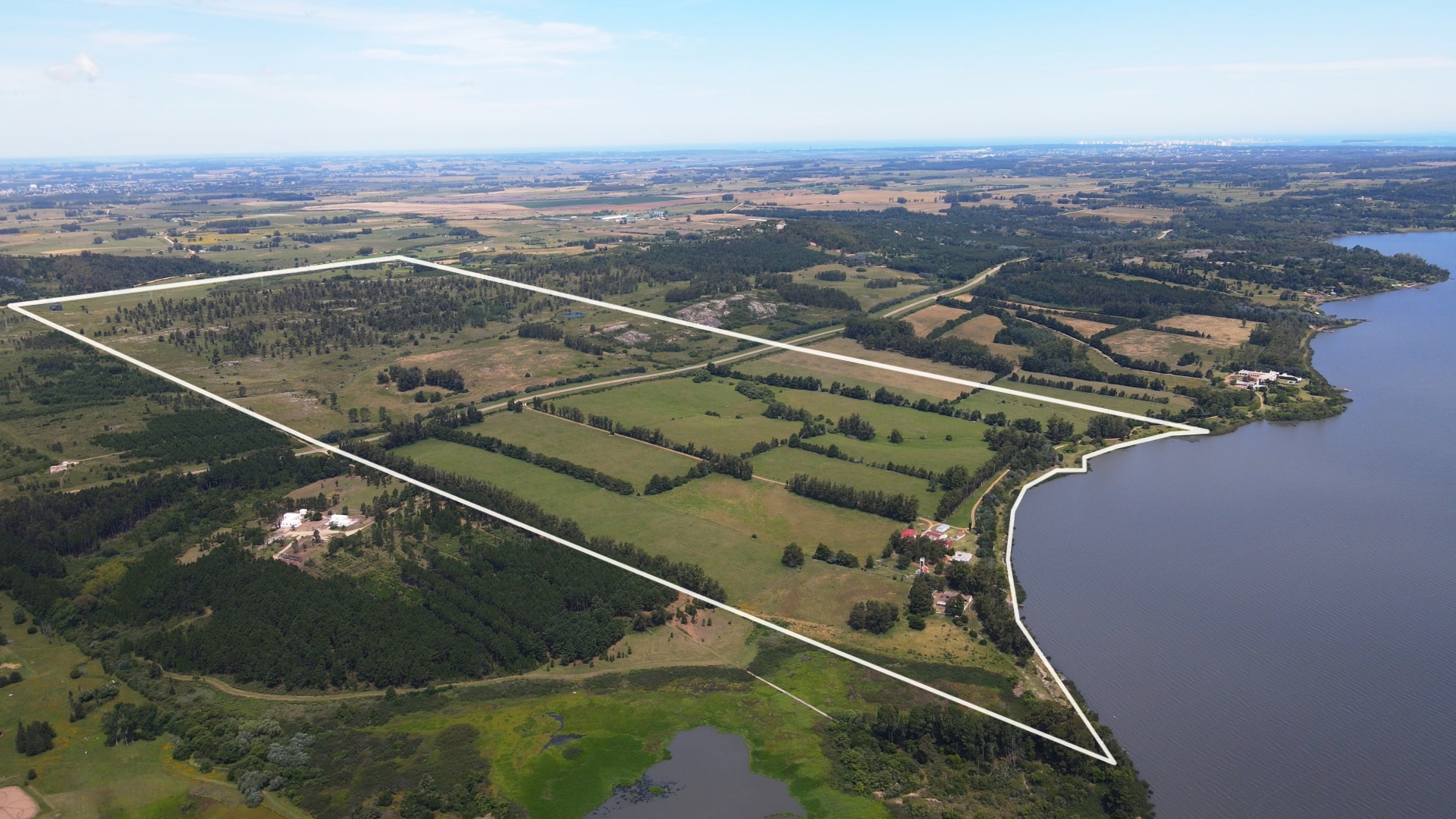 Exceptional rural plot with 800m of lagoon frontage