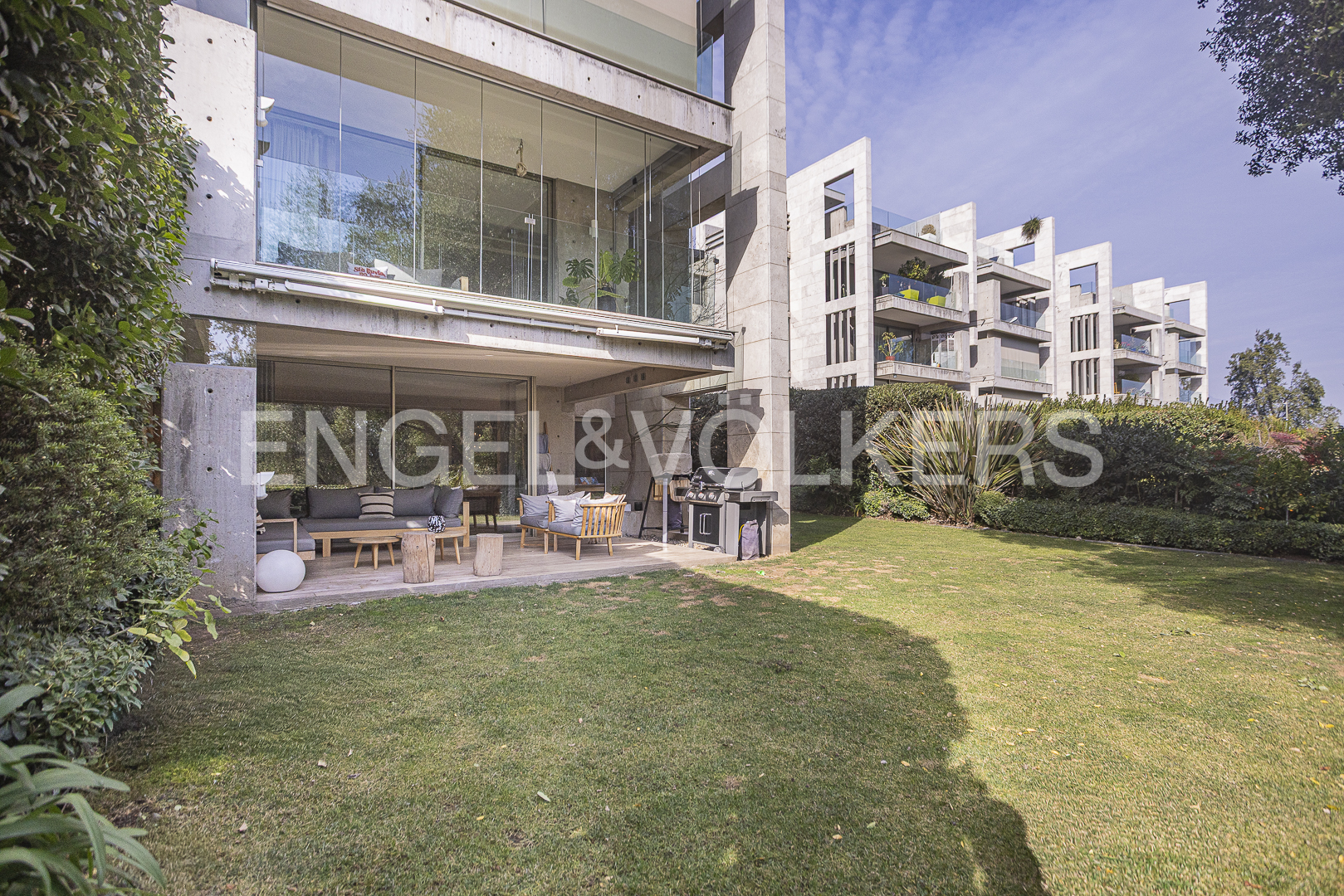 Triplex en Valle Escondido, jardín privado y vista al golf