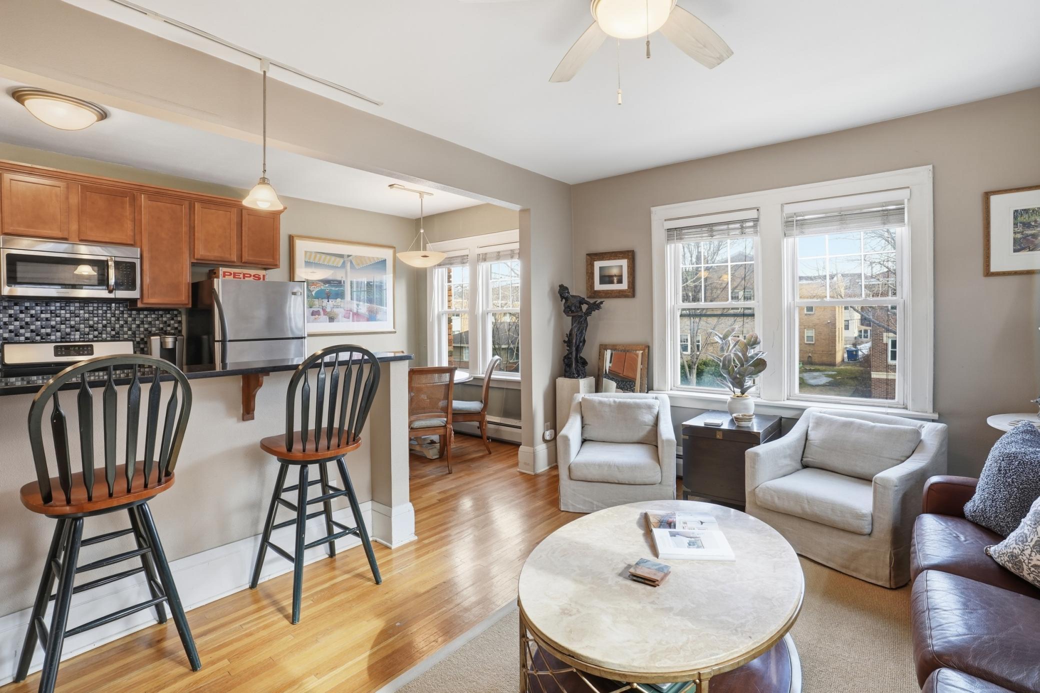 Refined South Uptown 1-BR: Top-Floor Views & Parking