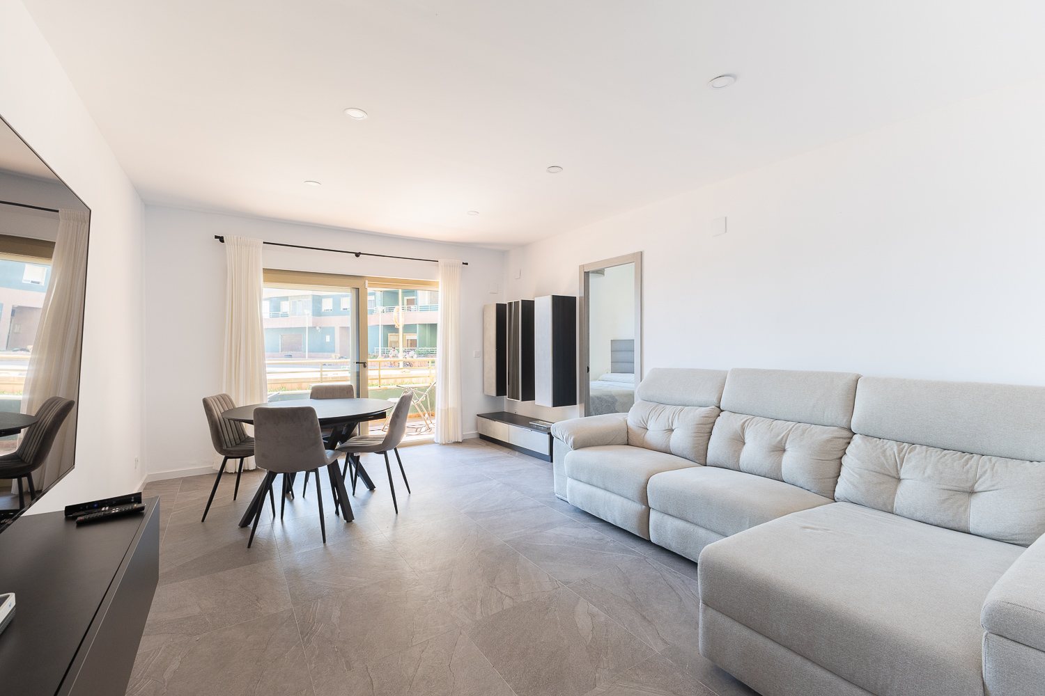Live seaside luxury in El Perelló: renovated apartment with terrace, garden and pool, direct beach access, panoramic views, and 24-hour premium security.