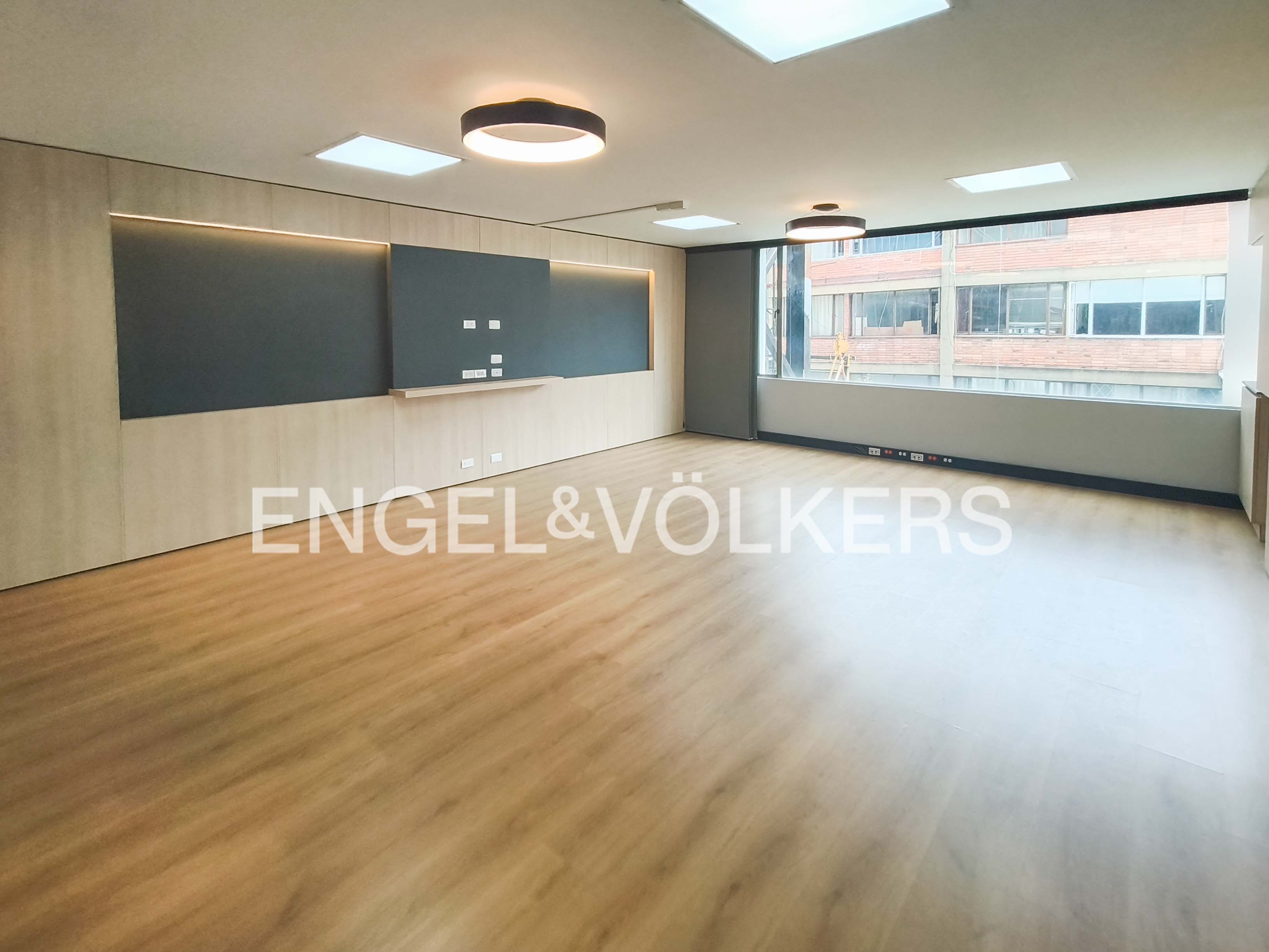 Arriendo Excelente Oficina en el Retiro