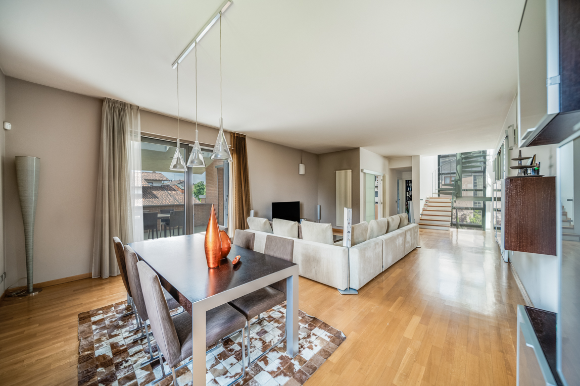 Independent villa with large garden and bright terraces