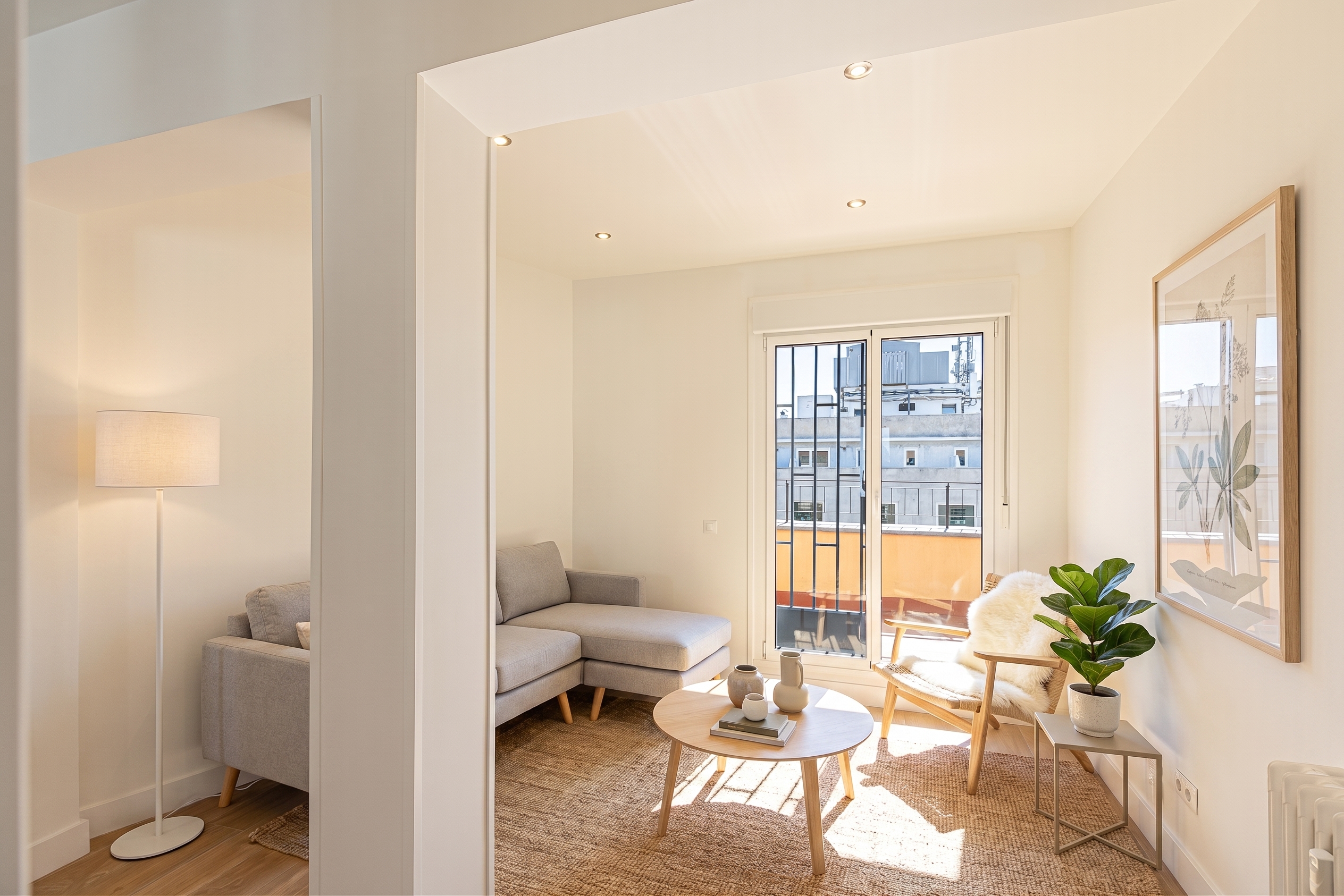 Luminoso ático reformado de un dormitorio y zona de trabajo con terraza privada frente a Madrid Río