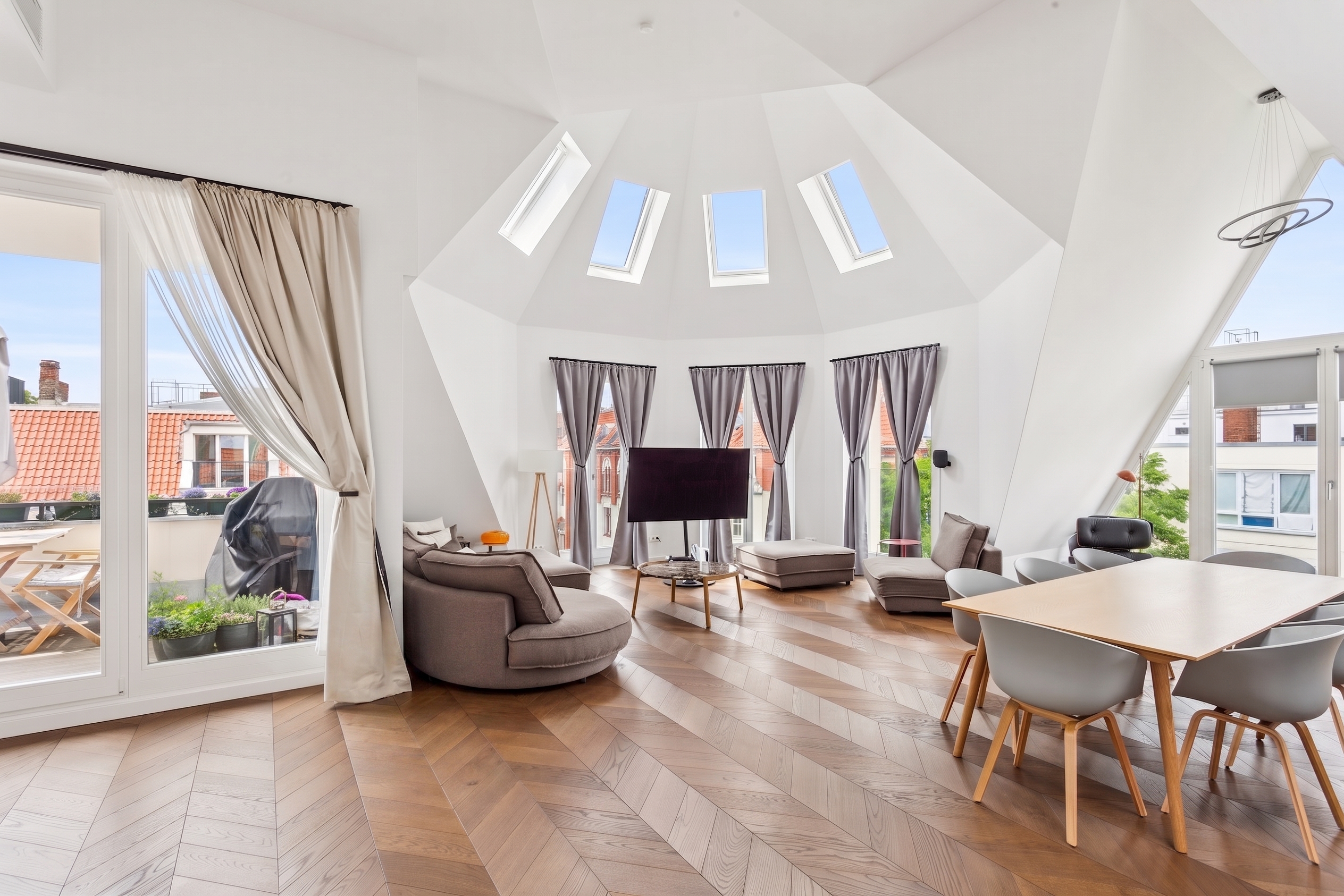Exklusives Dachgeschoss mit Dachterrasse und außergewöhnlicher Architektur [AI-modified]