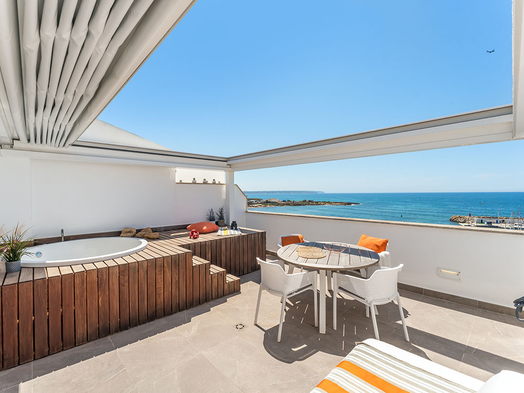 Renovated 3-bedroom penthouse with sea views & private rooftop terrace