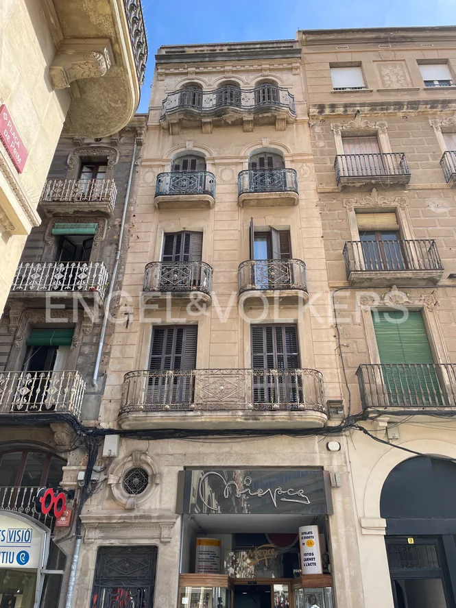 Multi-family building with commercial premises in Llovera street in Reus