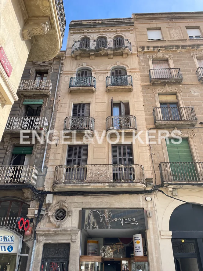 Multi-family building with commercial premises in Llovera street in Reus